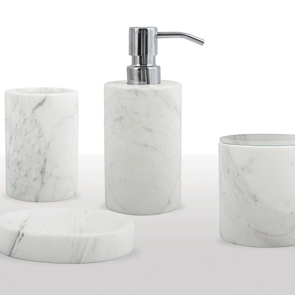 Weißes Marmor-Badezimmeraccessoire-Set mit Seifenspender, Zahnputzbecher und Seifenschale auf weißem Hintergrund.