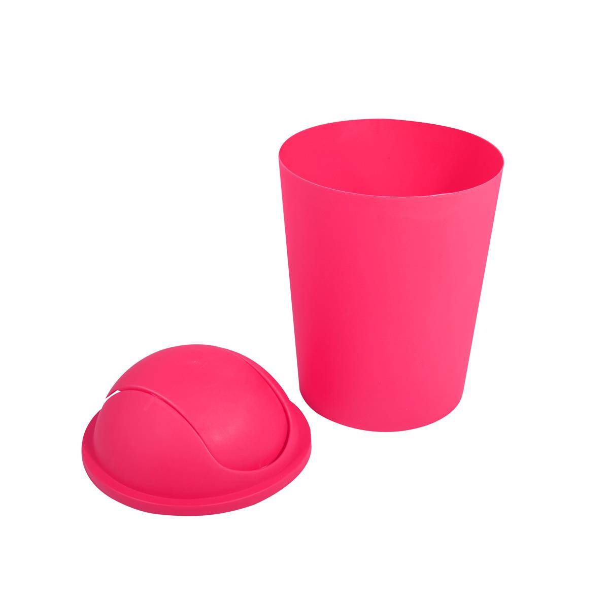 Rosa Kunststoffbecher und passender Kuppeldeckel auf weißem Hintergrund.