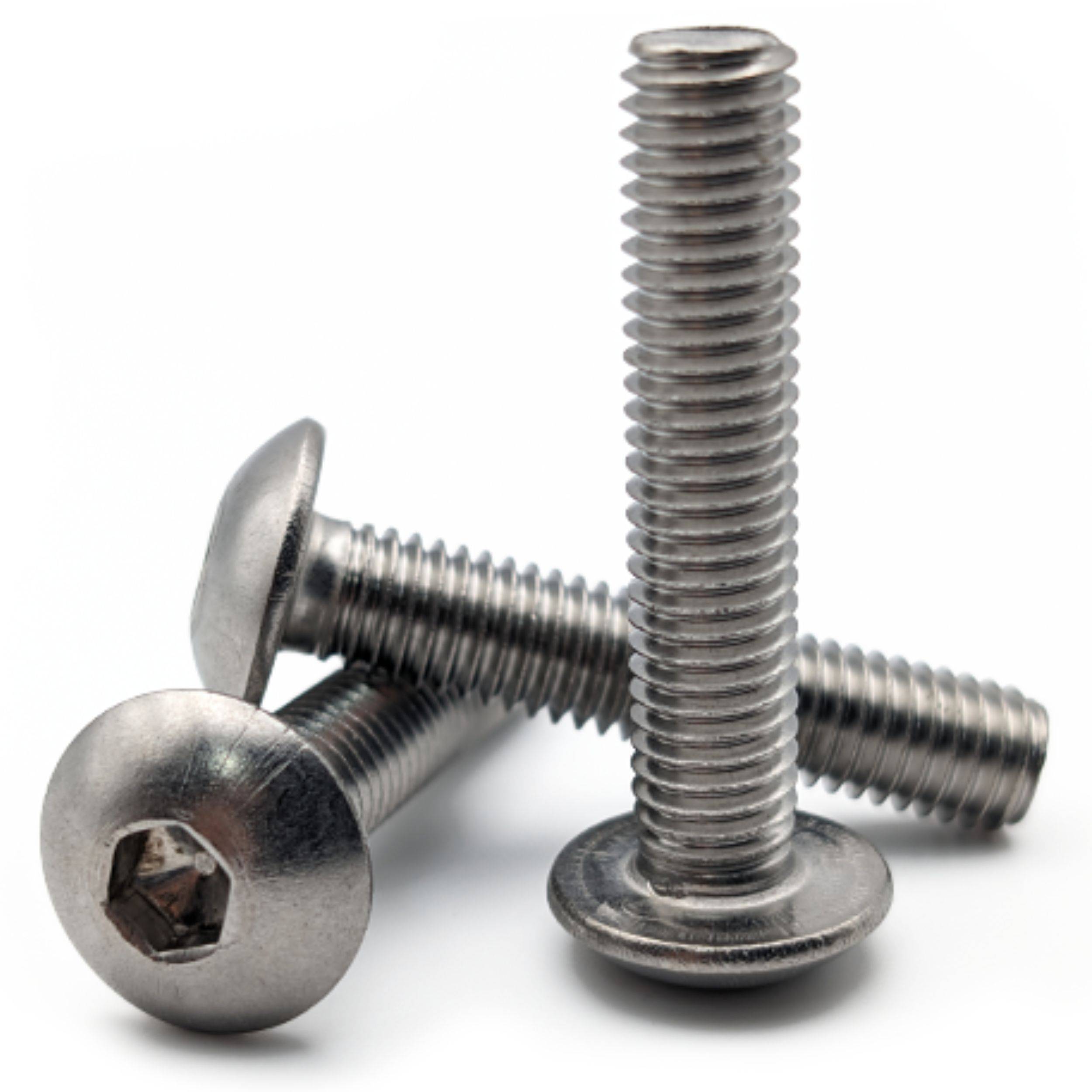 Drei silberne Metallschrauben mit Innensechskantköpfen, eine aufrecht stehend und zwei gekreuzt dahinter auf weißem Hintergrund.