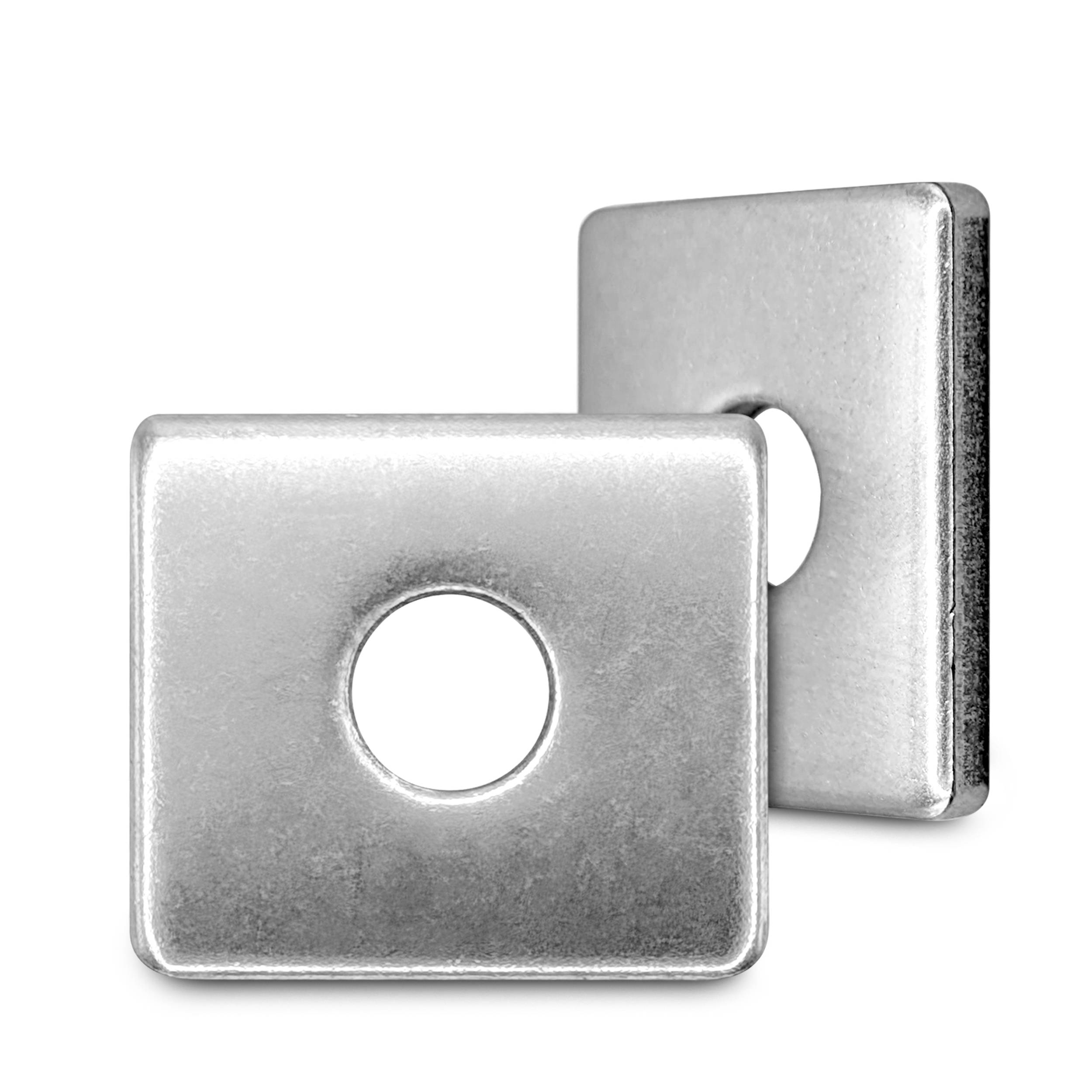 Zwei silberne rechteckige Metallplatten mit zentrierten Löchern, eine vor der anderen, auf weißem Hintergrund dargestellt.