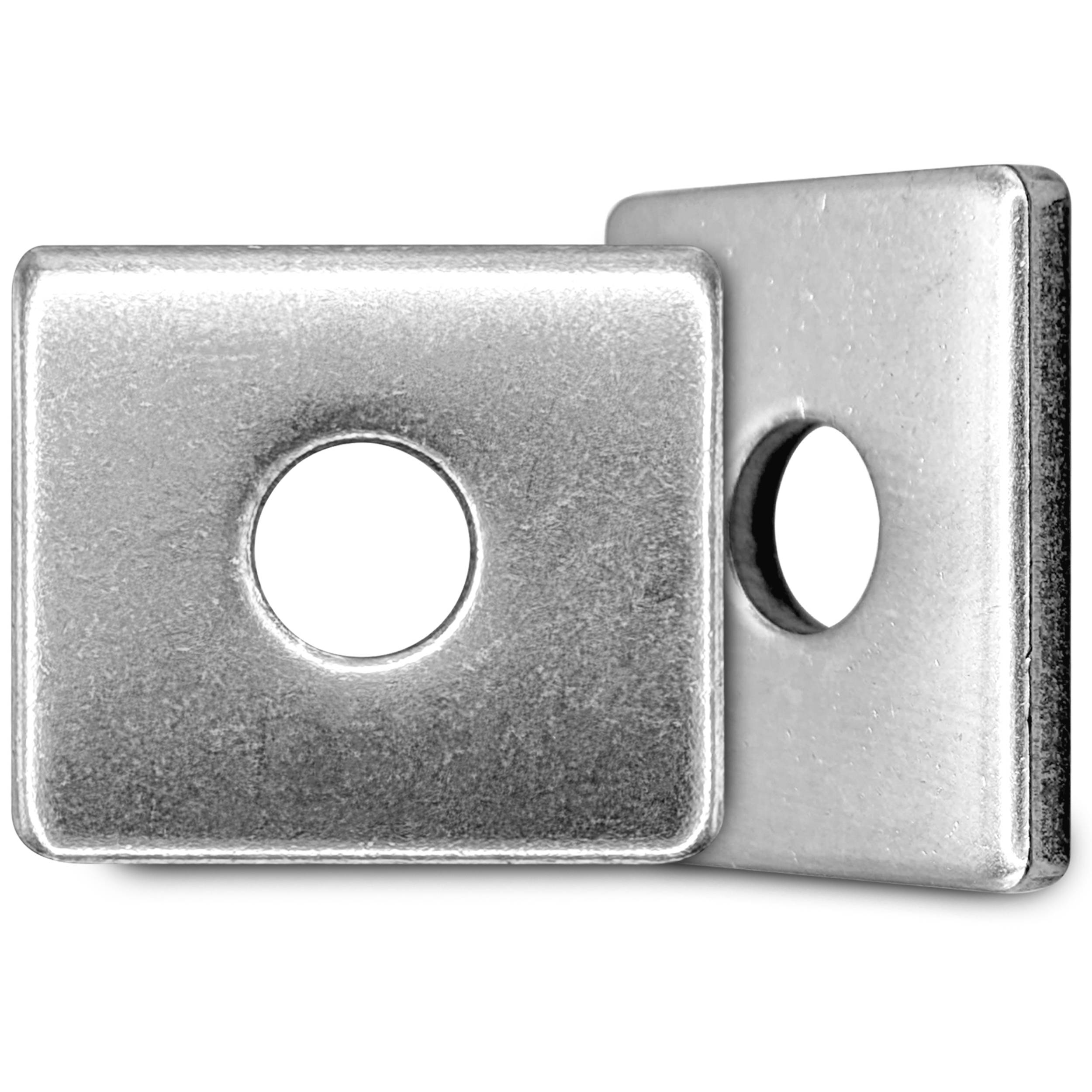 Zwei silberne Metallquadratwascher mit Mittellöchern, einer vor dem anderen, auf weißem Hintergrund.