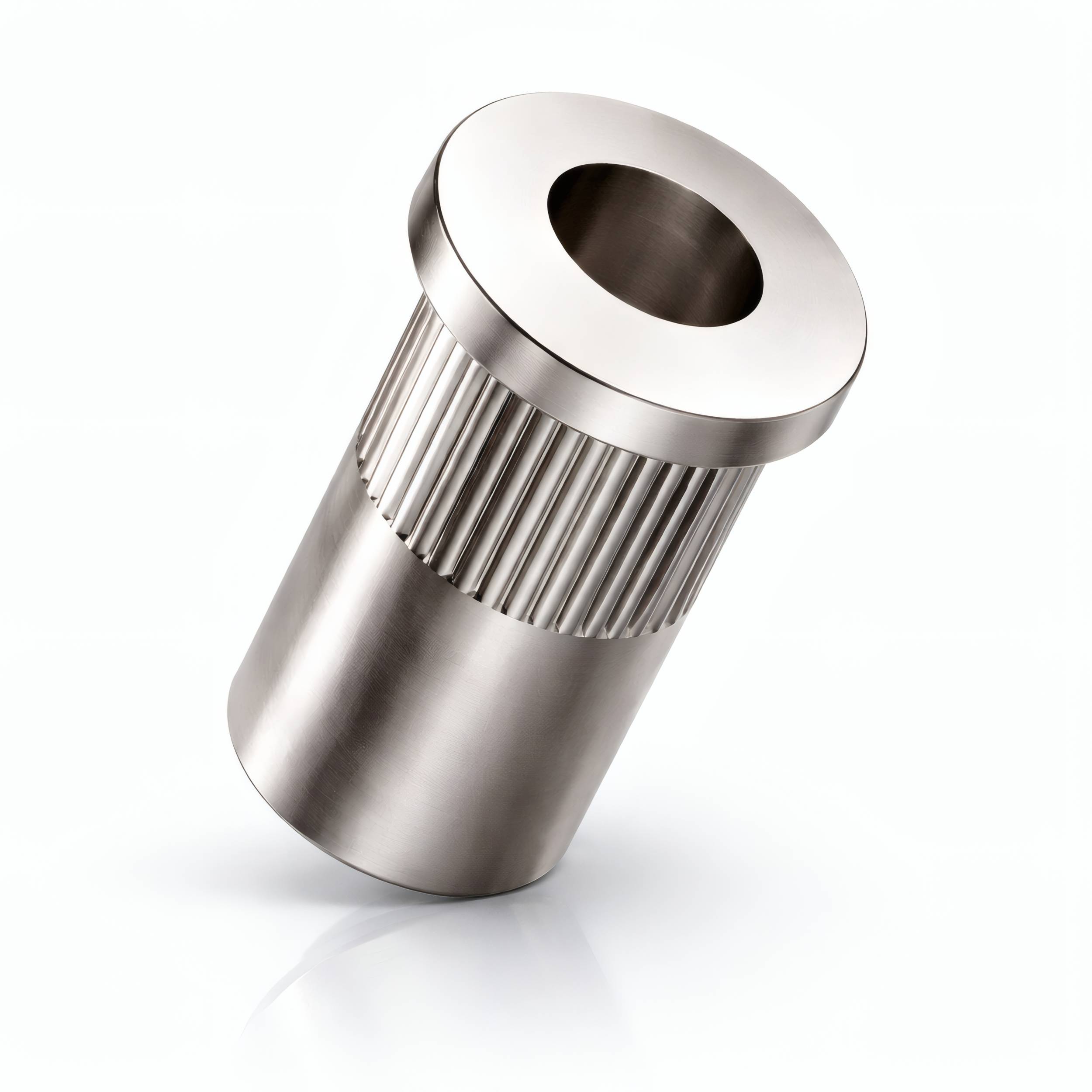 Metallische zylindrische mechanische Komponente mit flanschtem Oberteil und gerillter Mittelsection, isoliert auf weißem Hintergrund dargestellt.
