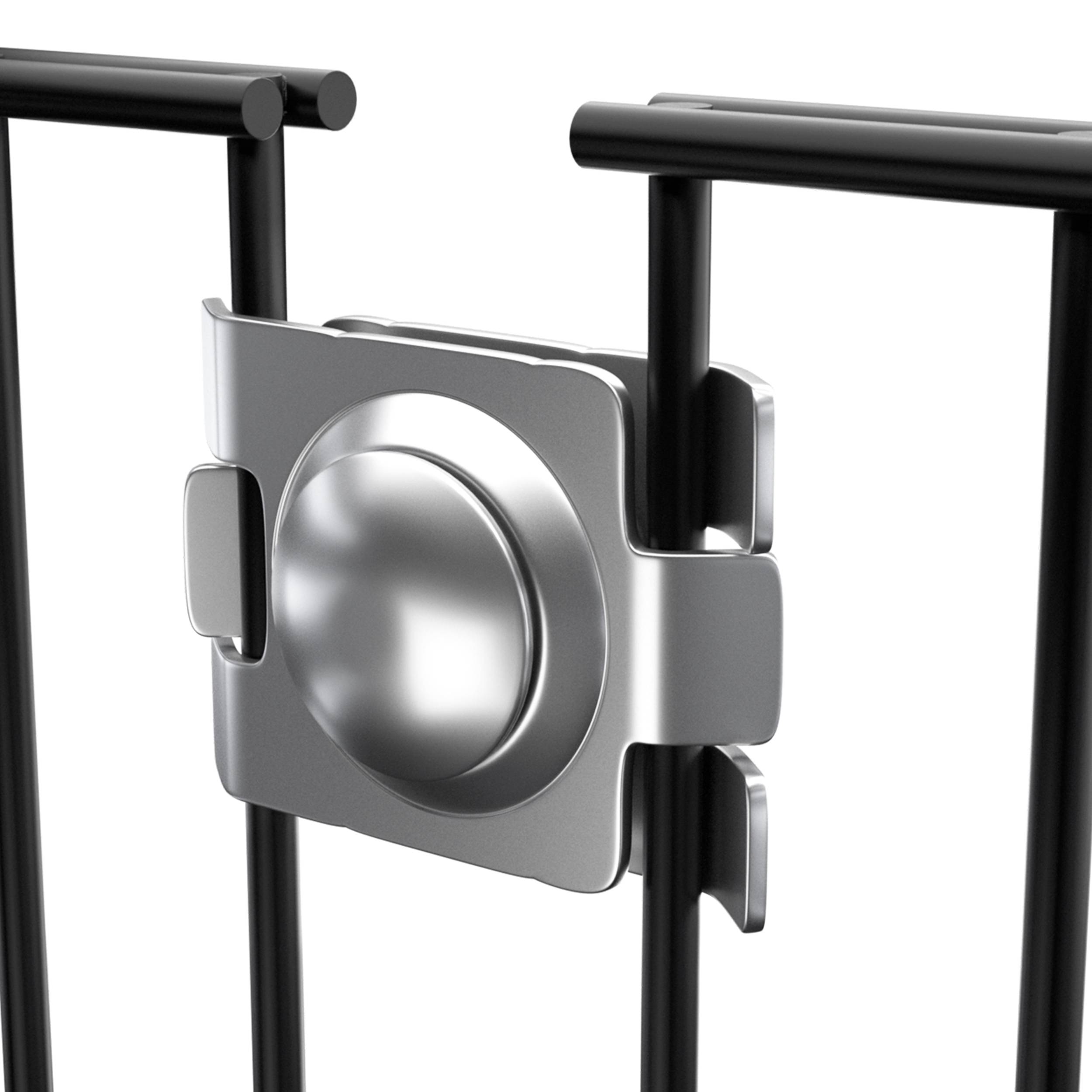 Nahaufnahme einer silbernen verstellbaren Klemme oder Halterung, die an schwarzen Metallschienen vor einem schlichten weißen Hintergrund befestigt ist.