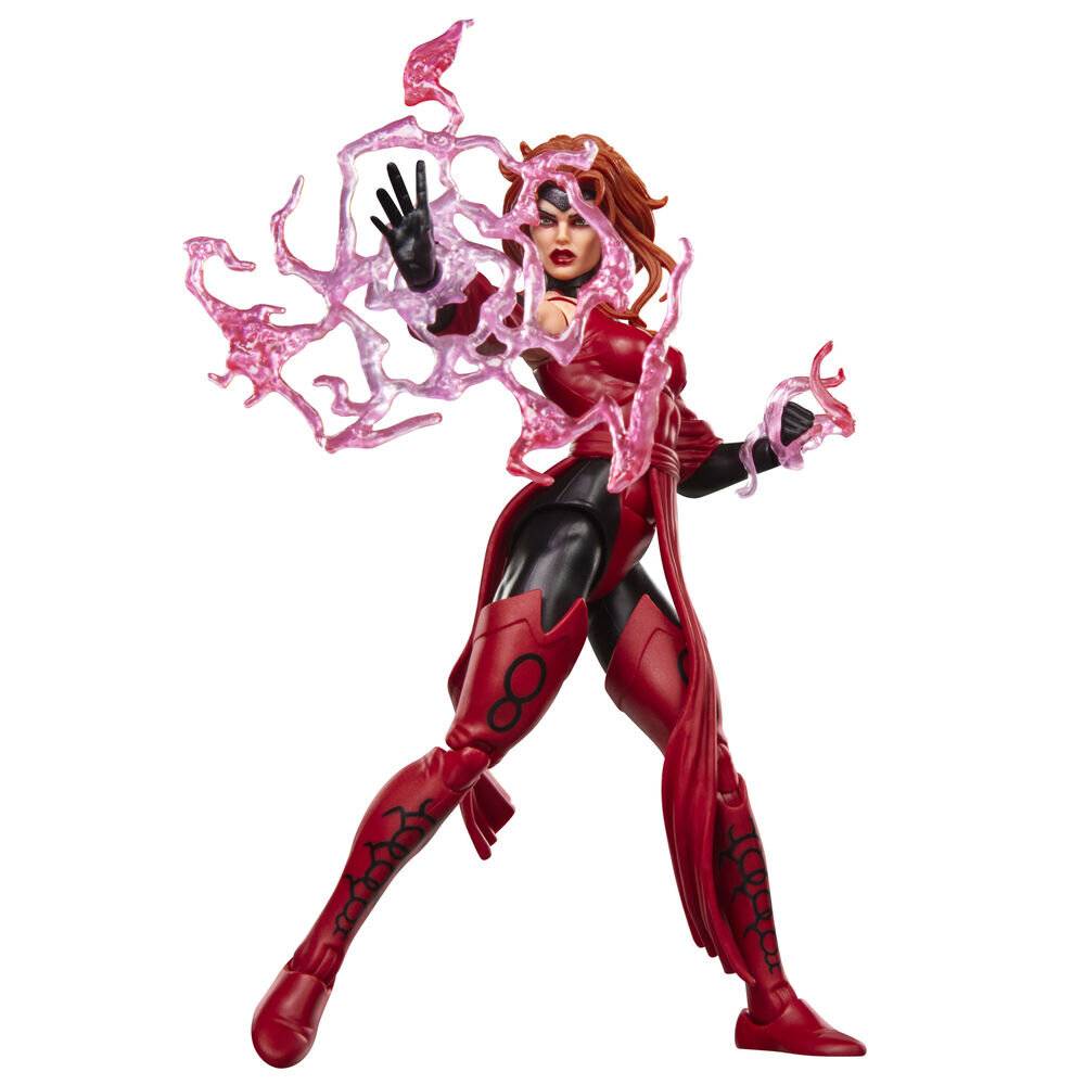 Rothaarige Frau in einem rot-schwarzen Superhelden-Anzug posiert mit durchscheinender rosa Energie, die um sie herum wirbelt, auf weißem Hintergrund.