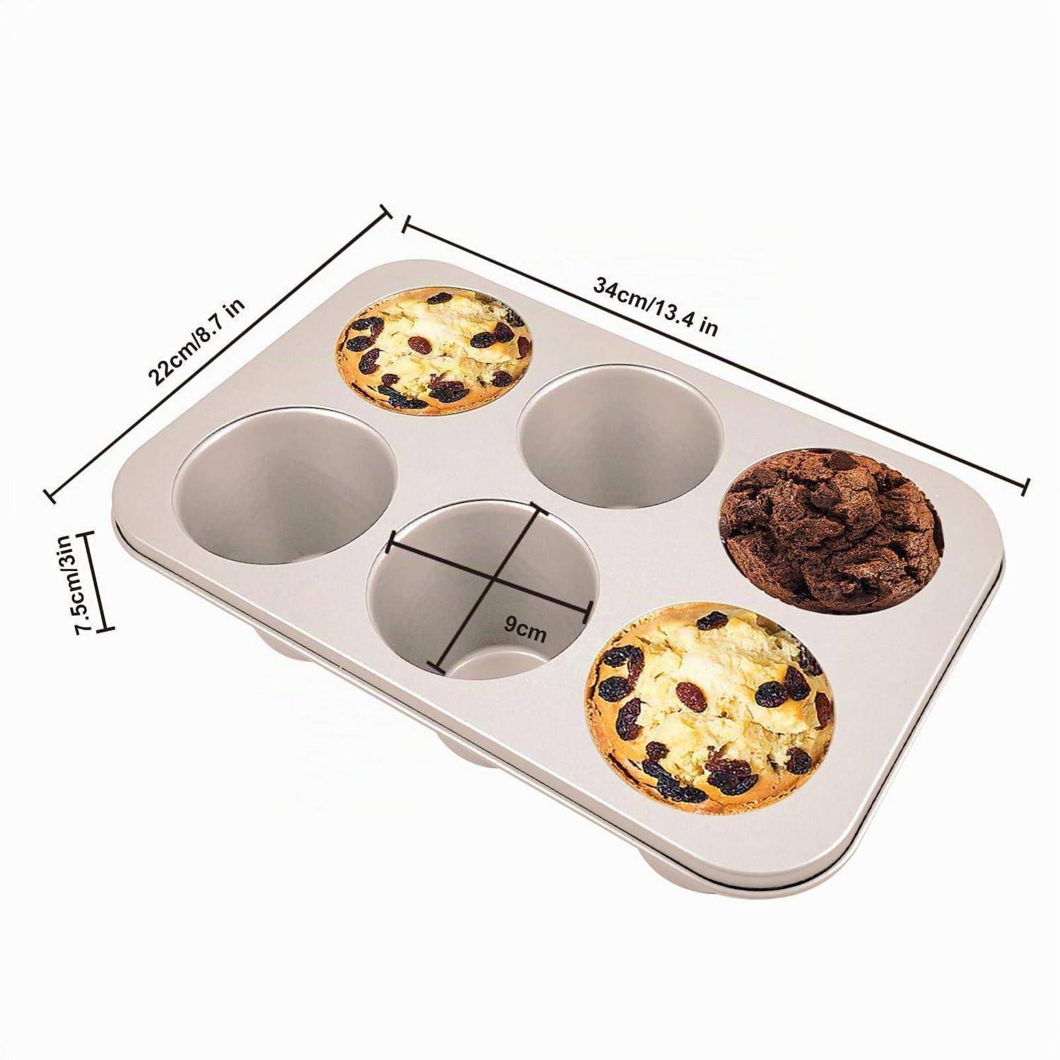 Muffinform mit sechs Mulden, 34 cm x 22 cm, 7,5 cm tief, mit gemessener Muldenöffnung von 9 cm Durchmesser und gebackenen Muffins in drei Mulden.