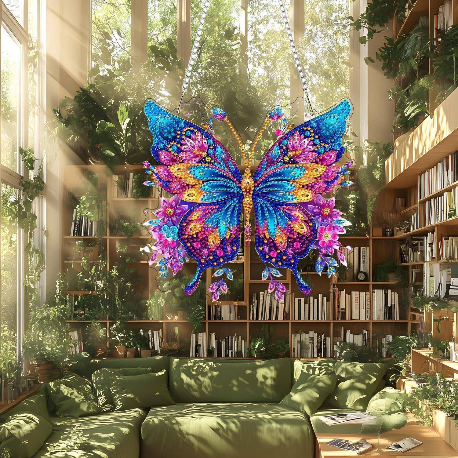 Großes, farbenfrohe Schmetterlingskunstwerk hängt in einer sonnigen Bibliotheks-Wohnstube mit hohen Fenstern, Bücherregalen und grünem Ecksofa.