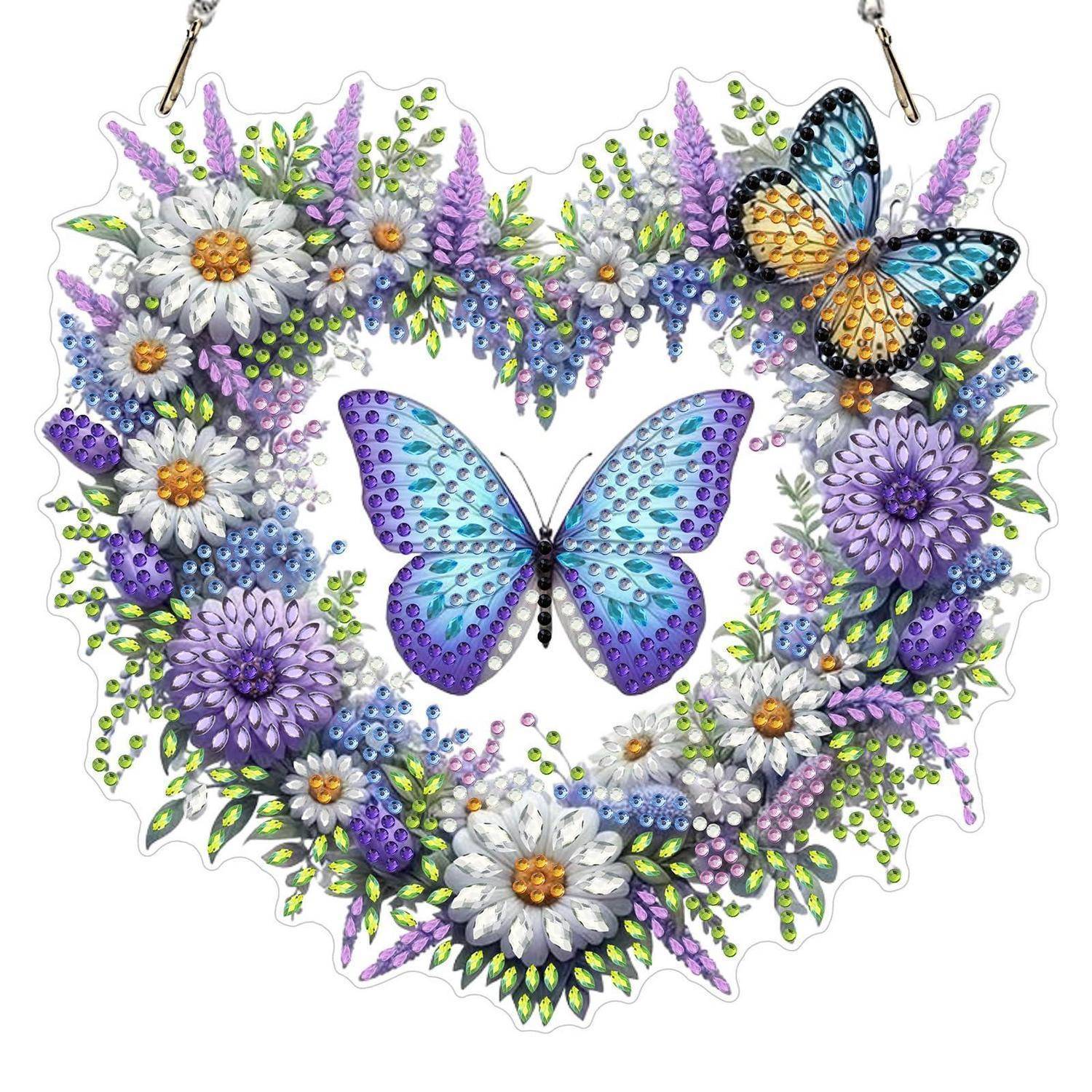 Herzförmiger Blumenkranz mit violetten, weißen und blauen Blumen, die einen großen blauvioletten Schmetterling rahmen, plus ein kleinerer Schmetterling in der oberen rechten Ecke.