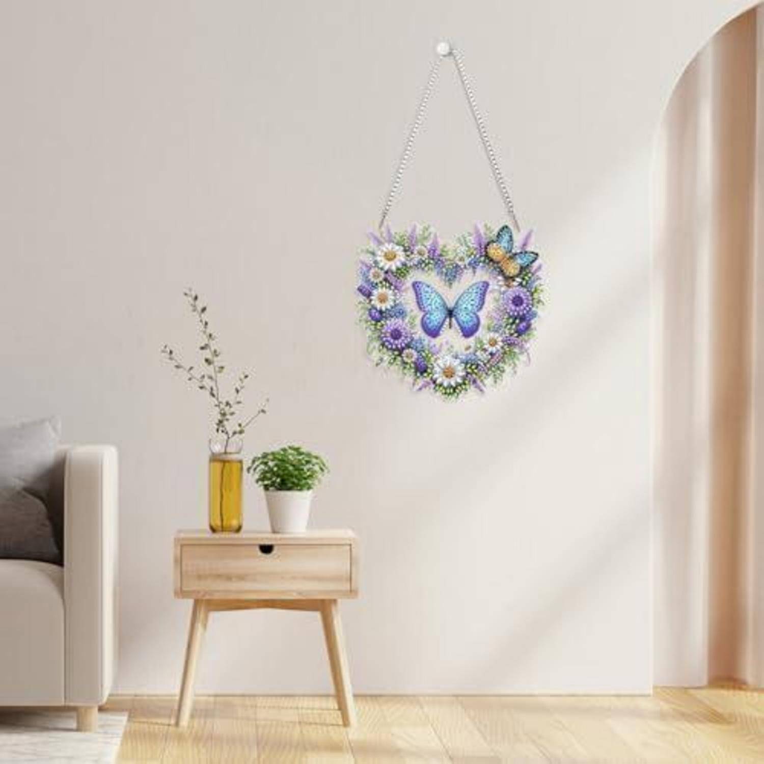 Schmetterlingsblüten-Wanddekoration über einem kleinen Nachttisch in einem hellen, minimalistischen Schlafzimmer.