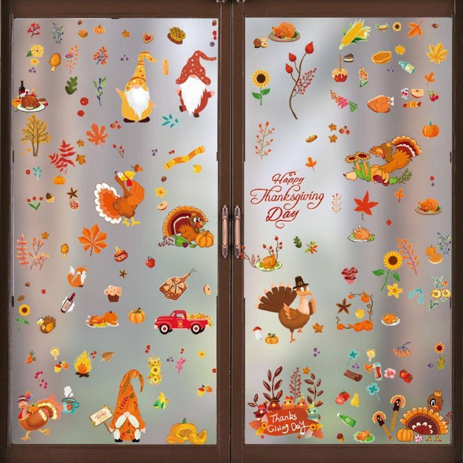 Eine Glastür, die mit bunten Thanksgiving-Aufklebern dekoriert ist, darunter Truthähne, Kürbisse, Blätter, Füllhörner und der Text „Happy Thanksgiving Day