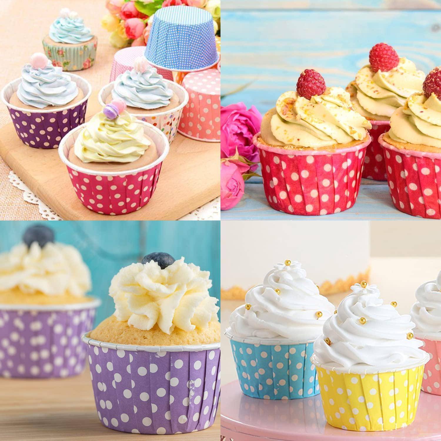 Collage aus dekorativ gestalteten Cupcakes in bunten Papierbechern mit Punktmuster, mit Frosting-Wirbeln und Beeren garniert, auf einem Pastellhintergrund gezeigt.