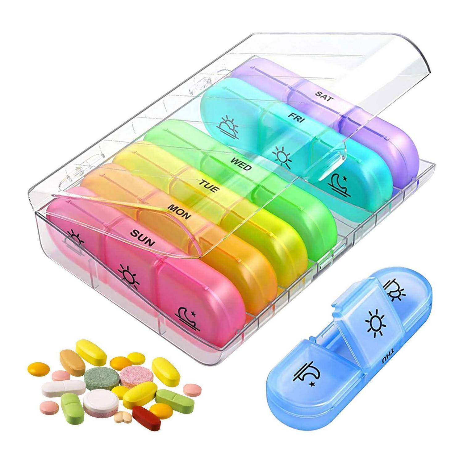 Medikamentenorganizer für die Woche mit farbcodierten Fächern und sieben beschrifteten Abteilen von SONNTAG bis SAMSTAG, plus lose Pillen und eine kleine blaue Tagesmutter-Pillenbox.
