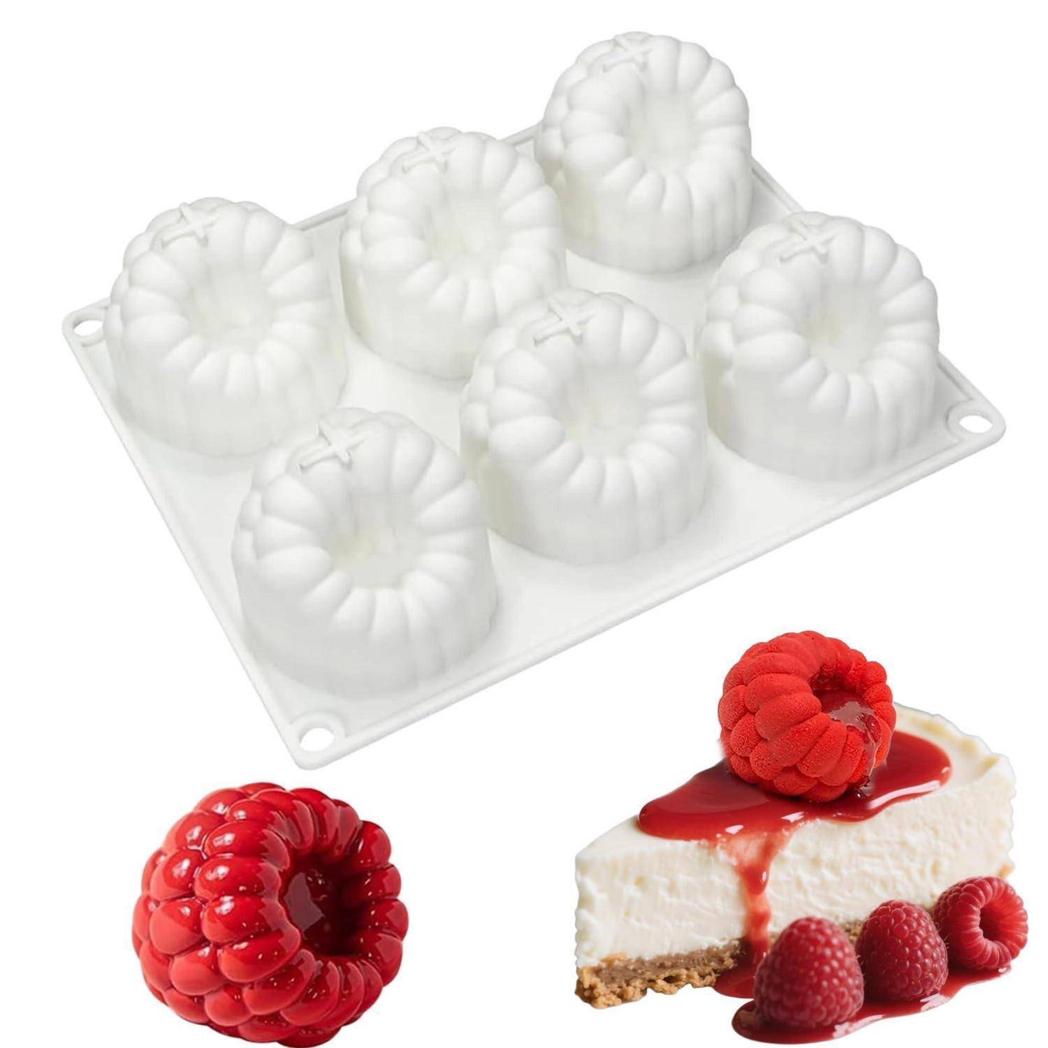 Silikonform mit sechs Bundt-ähnlichen Vertiefungen, gezeigt mit einem roten himbeertörmigen Dessertring und einem Käsekuchen, der mit Himbeersauce und Beeren belegt ist.