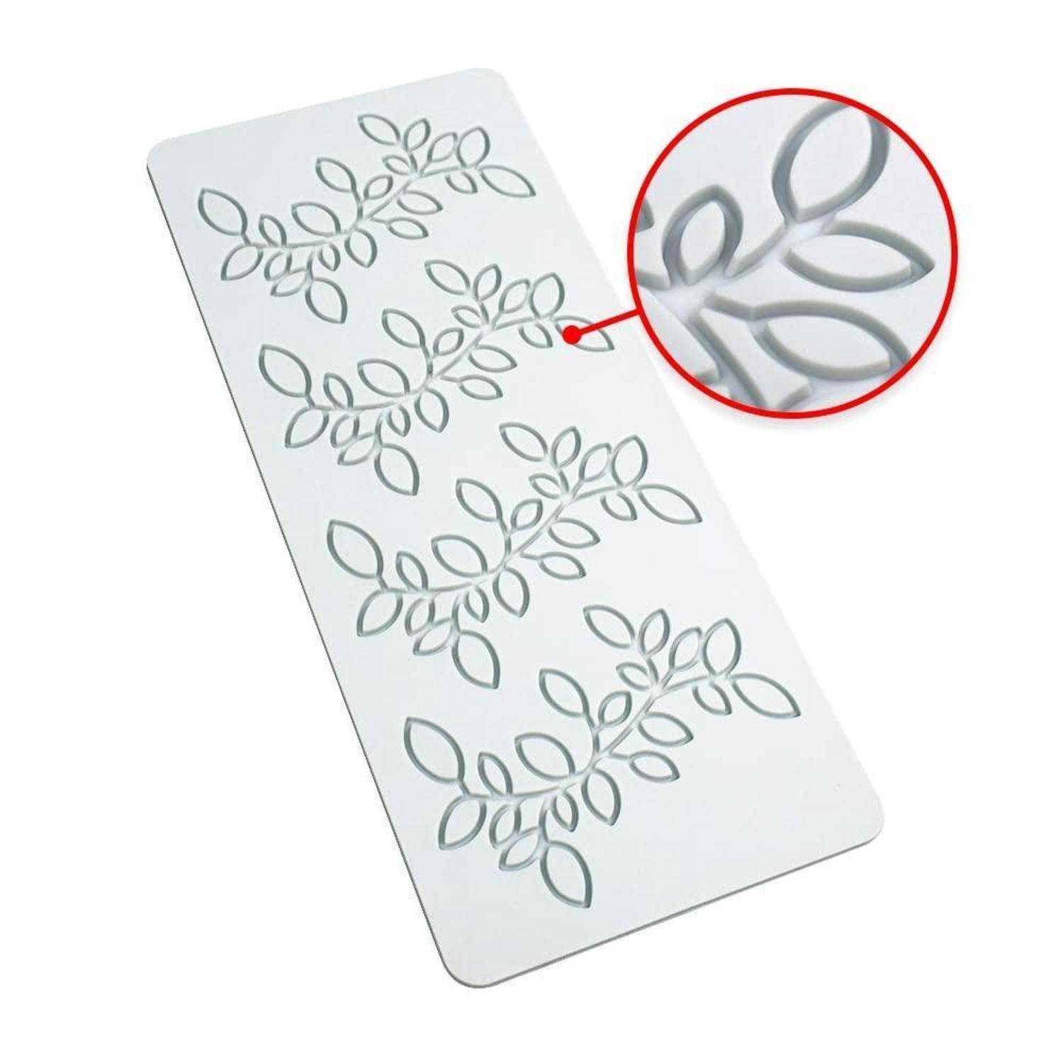 Rechteckiges weißes Panel mit wiederholtem grauem Blatt-Ranken-Ausschnittmuster, in einem Winkel dargestellt mit einer vergrößerten Detaileinschub, der das Design hervorhebt.