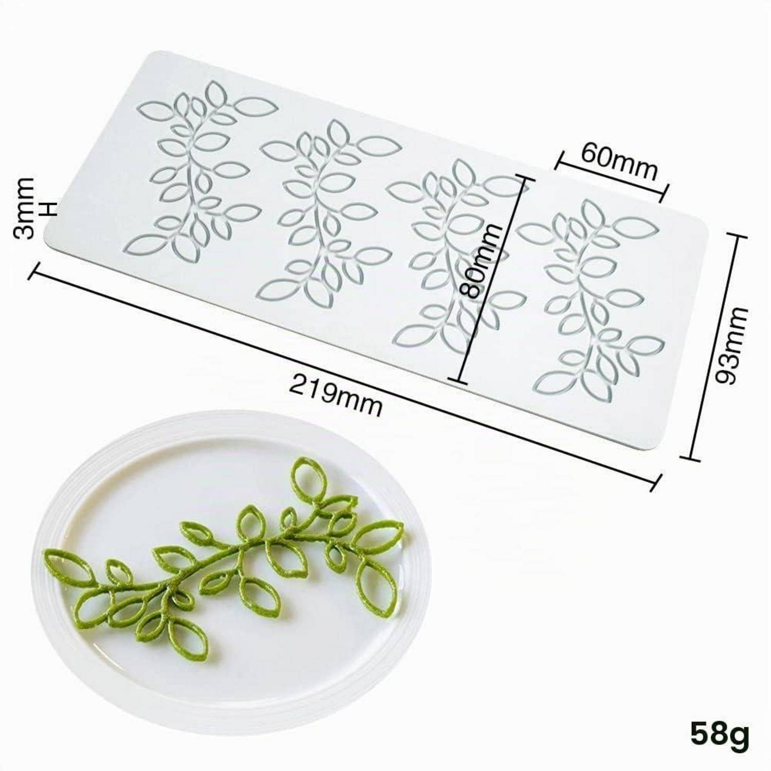 Stickerei-Schablonenbogen mit Blattranken-Mustern und beschrifteten Abmessungen von 219 mm x 93 mm, plus ein 58g-Beispiel des fertigen grünen bestickten Designs.