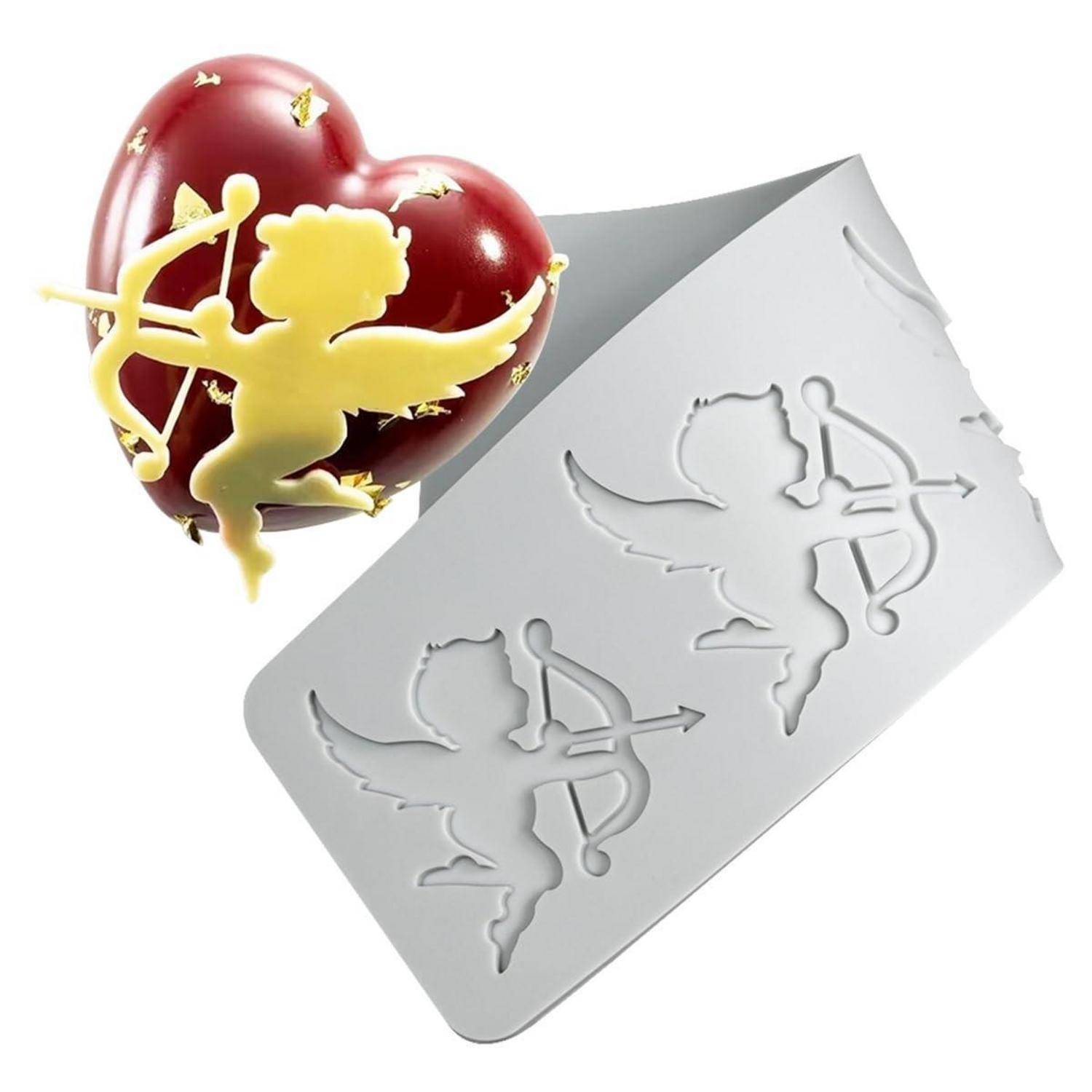 Herzförmiges rotes Bonbon mit einer Kupido-Grafik neben einer weißen Form, die das gleiche Kupido-Design zeigt, was auf Bonbonherstellung oder -dekoration hindeutet.