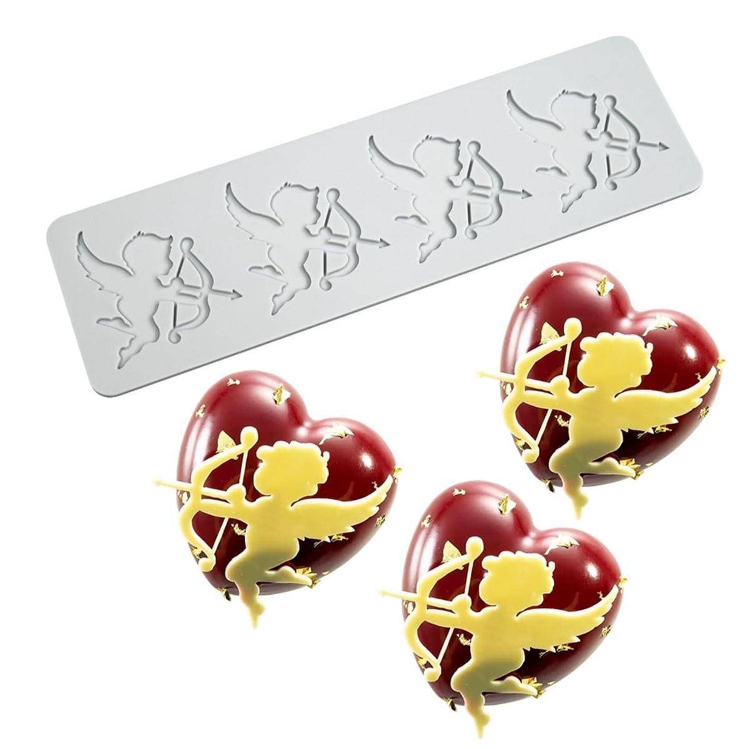 Vier herzförmige Pralinen mit Amor-Figuren oben neben einer Metallform, die das gleiche Amor-Design zeigt.