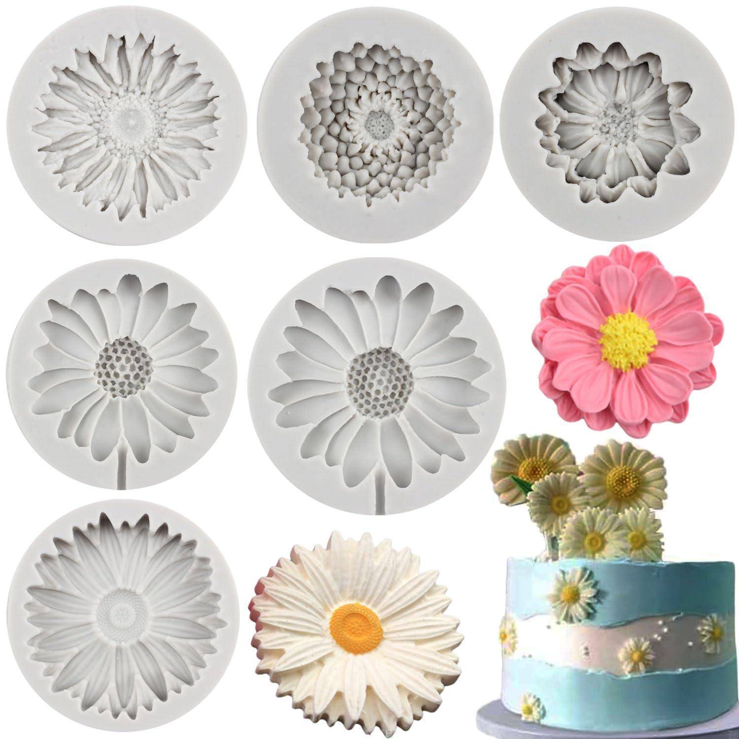Collage aus blütenförmigen Silikonformen und Kuchen, das mehrere gänseblümchenähnliche Formdesigns und Beispiele von Blumendekoration auf einem glasierten Kuchen zeigt.