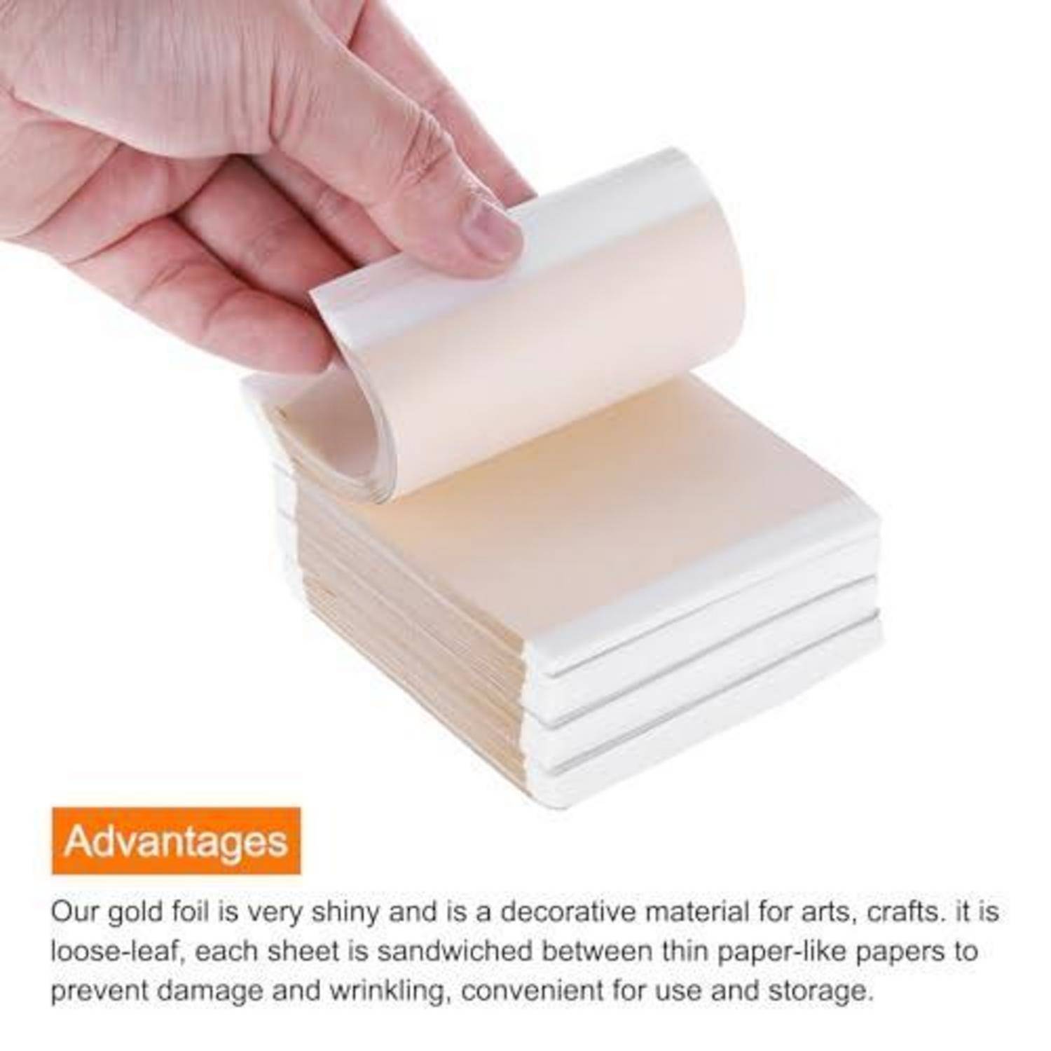 Eine Hand, die ein Blatt von einem Stapel Goldfolienpapier zurückzieht; die Beschriftung lautet „Vorteile" und erklärt, dass die Folie glänzend, dekorativ ist und durch Zwischenblätter geschützt wird.