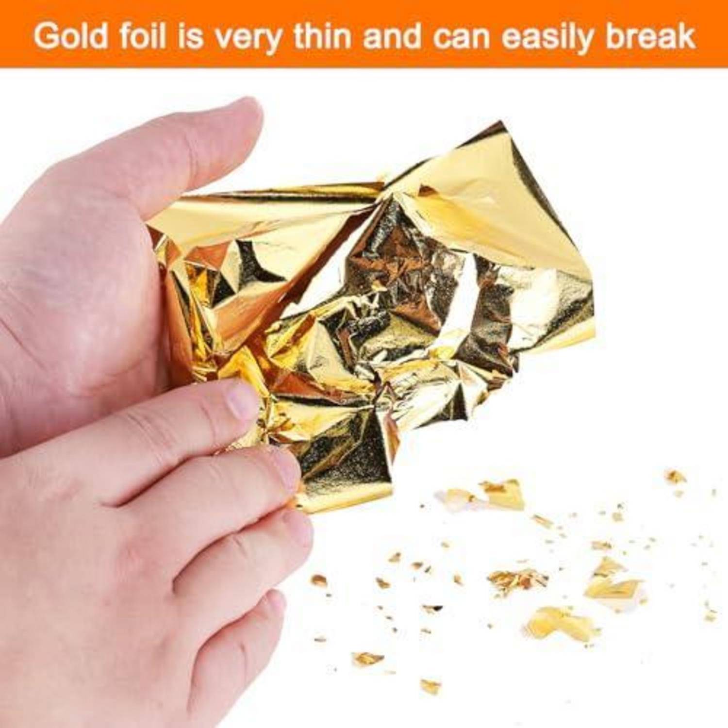Hand hält zerknittertes Goldfolie, das in Stücke reißt, mit Text, der besagt „Goldfolie ist sehr dünn und kann leicht reißen".