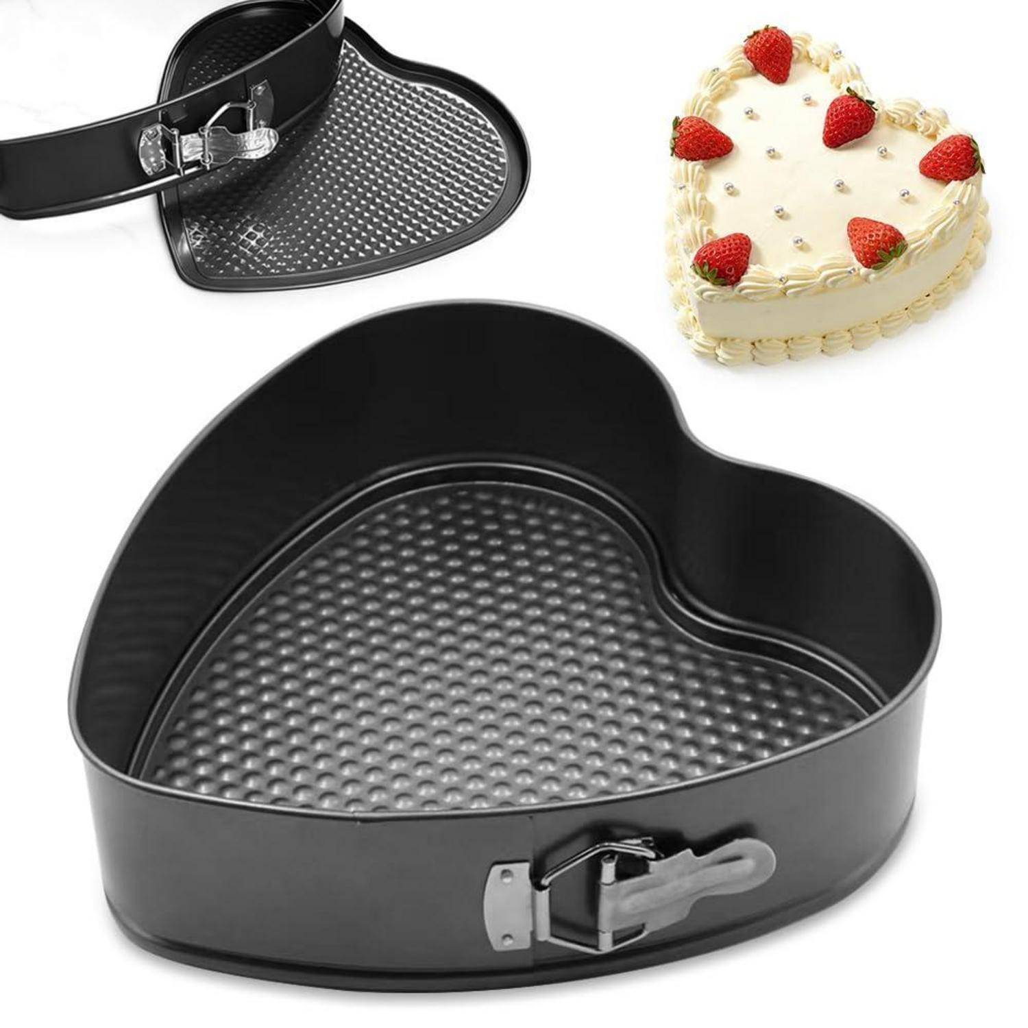 Herzförmige Springform-Kuchenform mit abnehmbarem Verschluss, gezeigt mit einem gebackenen, mit Erdbeeren gekrönten Kuchen und einer Nahaufnahme der Bodenseite der Form.