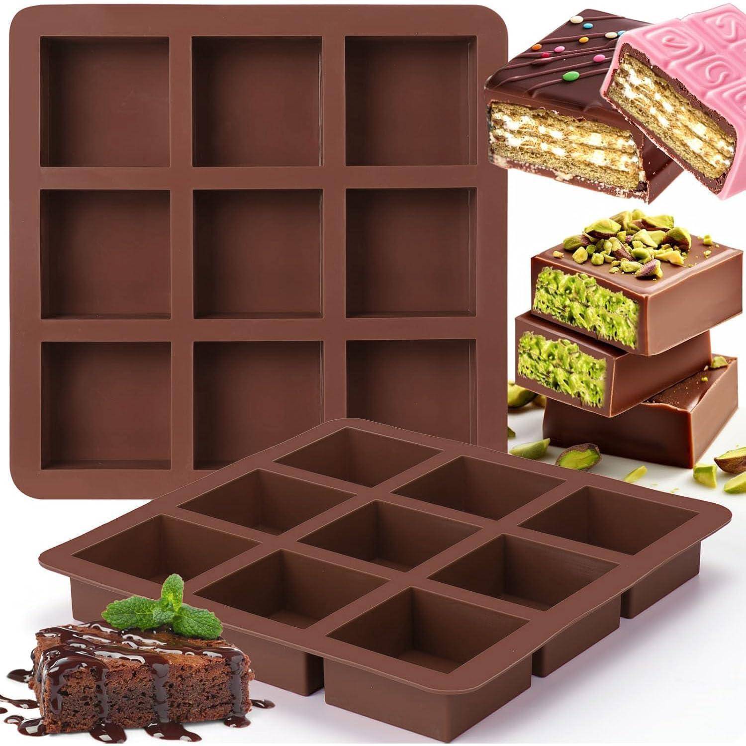 Schokoladenform mit neun quadratischen Vertiefungen, leer dargestellt und gefüllt mit assortiertem geschichteten Schokoladenbonbons und einem pfefferminzbedecktem Schokoladendessert.