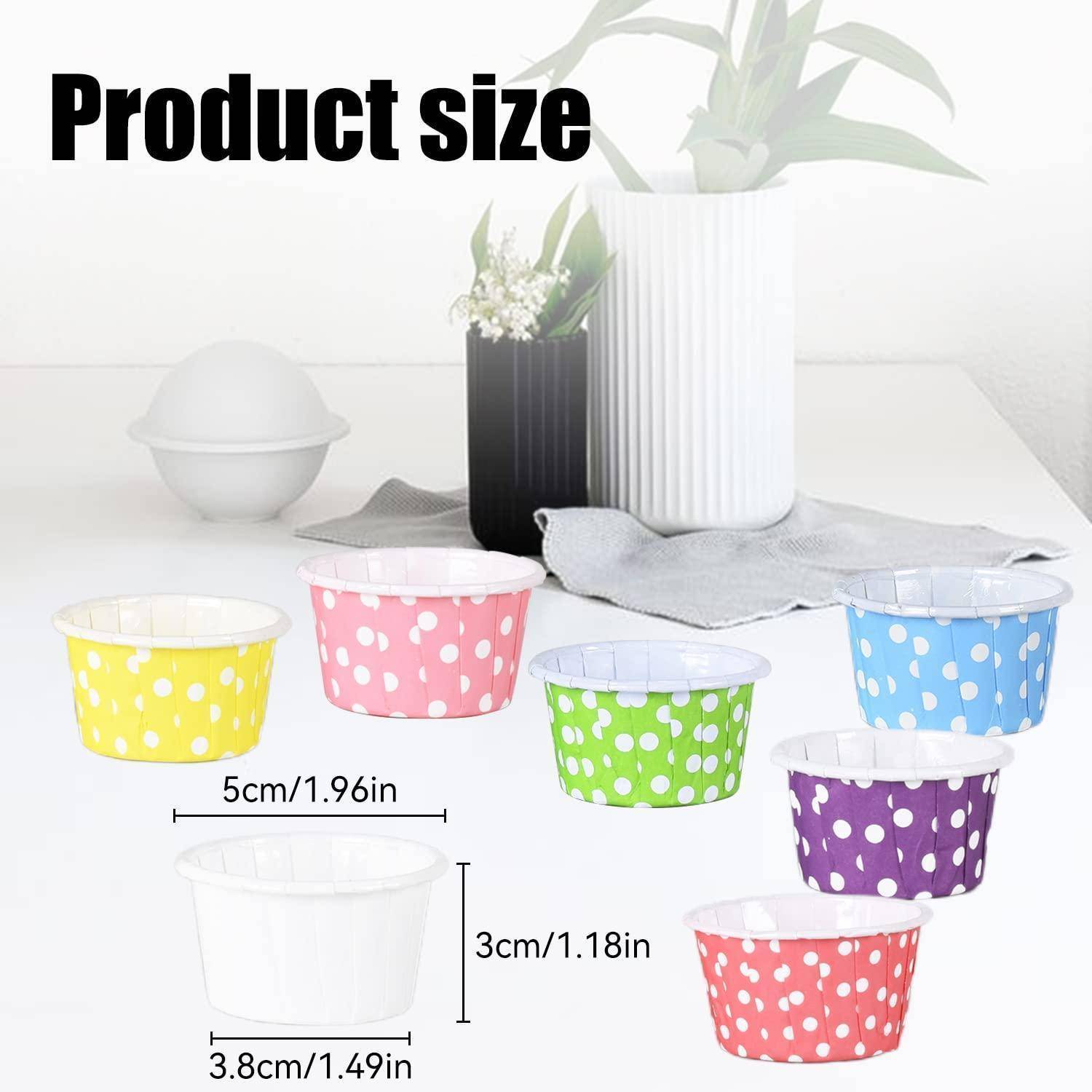 Größentabelle für Produkte, auf der ein kleines Papierbecher mit Abmessungen von 5 cm Breite, 3 cm Höhe und 3,8 cm Basis dargestellt ist, zusammen mit farbigen Pünktchen-Versionen.