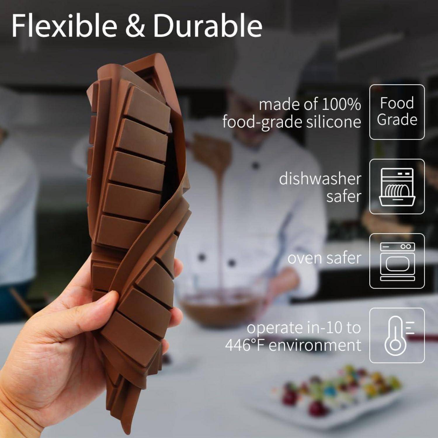 Flexibel verdrehte braune Silikonbackform, die in der Hand gehalten wird, beschriftet mit „Flexibel und langlebig