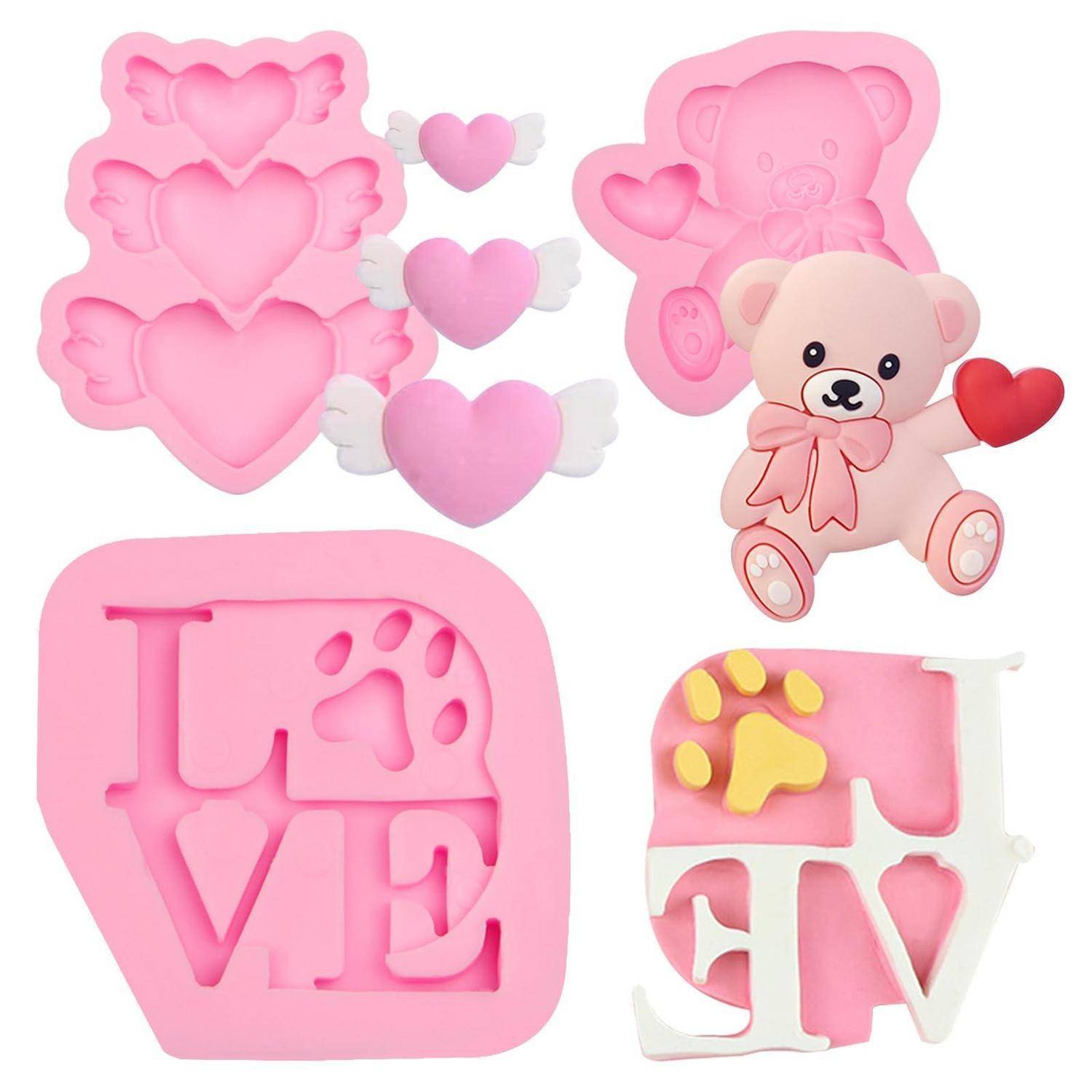 Rosa, valentinstagsthematische Silikonformen und Bastelelemente in Form von Herzen, Flügeln, einem Teddybär und dem Wort „LOVE