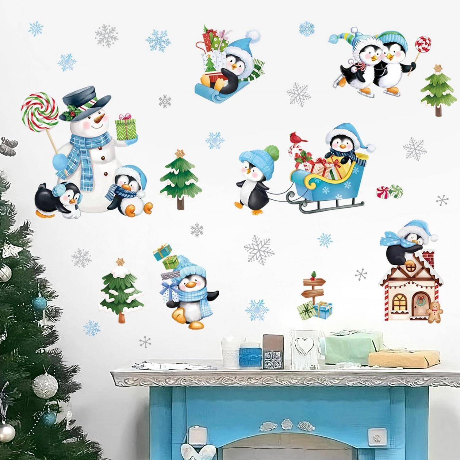 Dekorative Winterwandaufkleber mit Pinguinen, Schneemännern, Bäumen und Schneeflocken über einem Kamin mit einem Weihnachtsbaum und weihnachtlicher Dekoration.