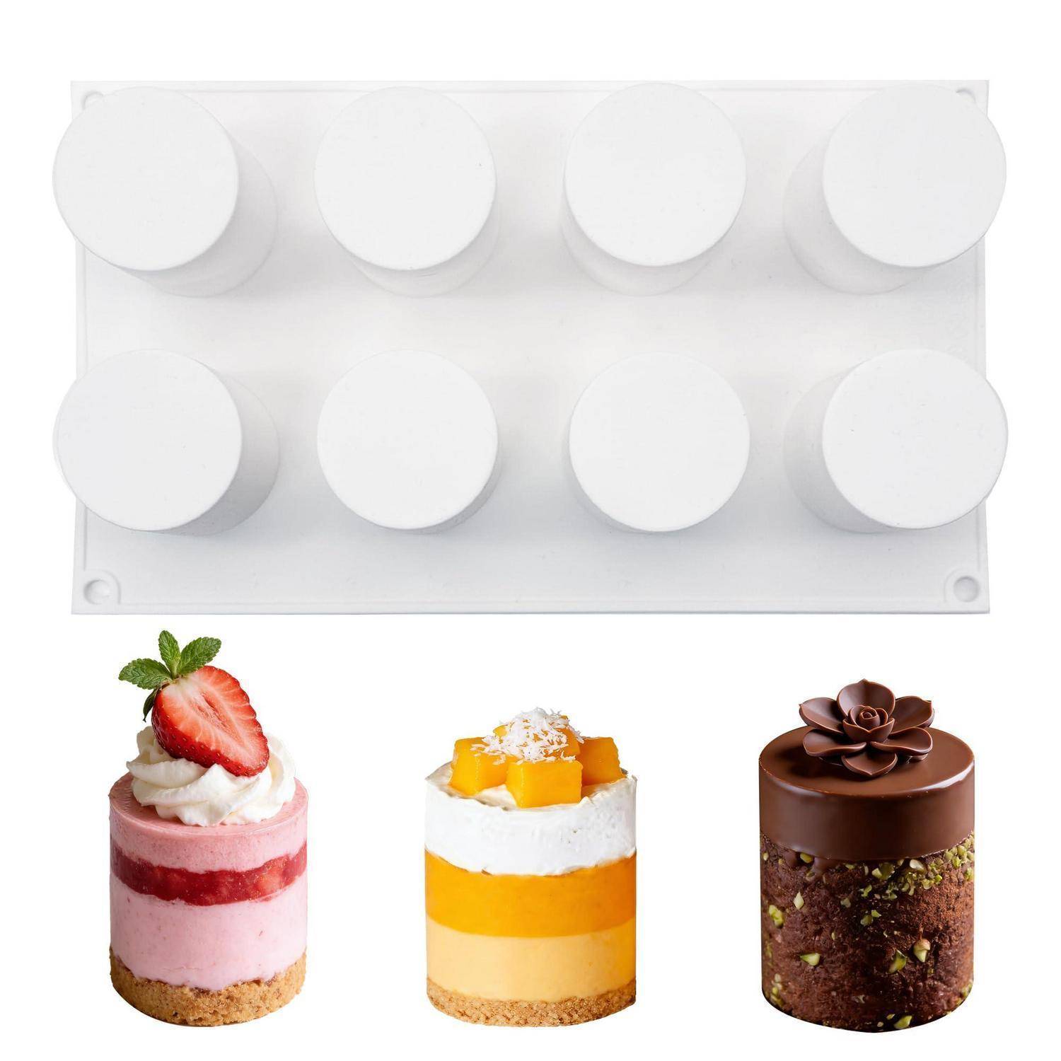 Weiße Kuchenpräsentationsständer mit acht runden Haltern über drei dekorierten Mini-Kuchen: Erdbeere, Mango und Schokolade.