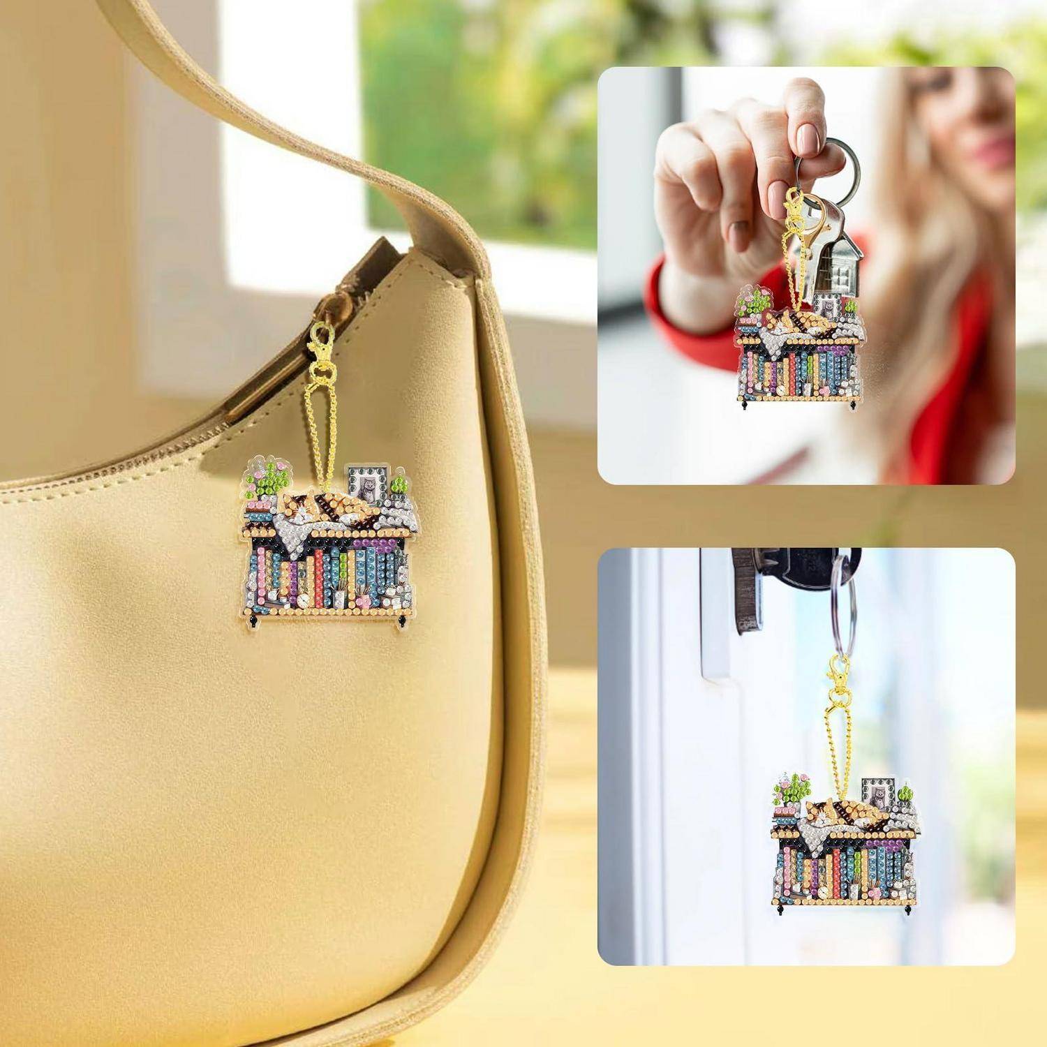Perlenbesetzter, hausförmiger Schlüsselanhänger-Charm in Beige, der an einer Handtasche hängt und in der Hand gehalten sowie an einem Türgriff befestigt gezeigt wird.