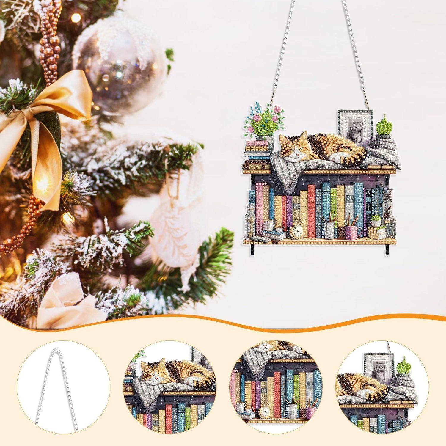Hängendes Bücherregal-Ornament aus Perlen mit einer schlafenden Katze oben drauf, gezeigt als Weihnachtsbaumschmuck neben einem dekorierten Baum.