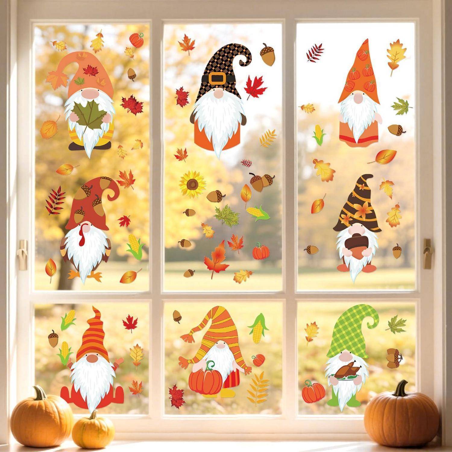 Fenster dekoriert mit sechs Herbst-Gnom-Illustrationen und fallenden Blättern, mit Kürbissen auf der Fensterbank.