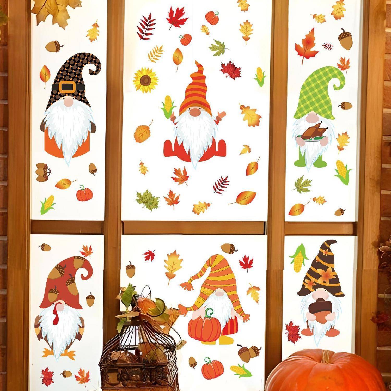 Herbstliches Schaufenster mit sechs Gnom-Illustrationen in farbenfrohen Hüten, umgeben von fallenden Blättern, Eicheln und Kürbissen.