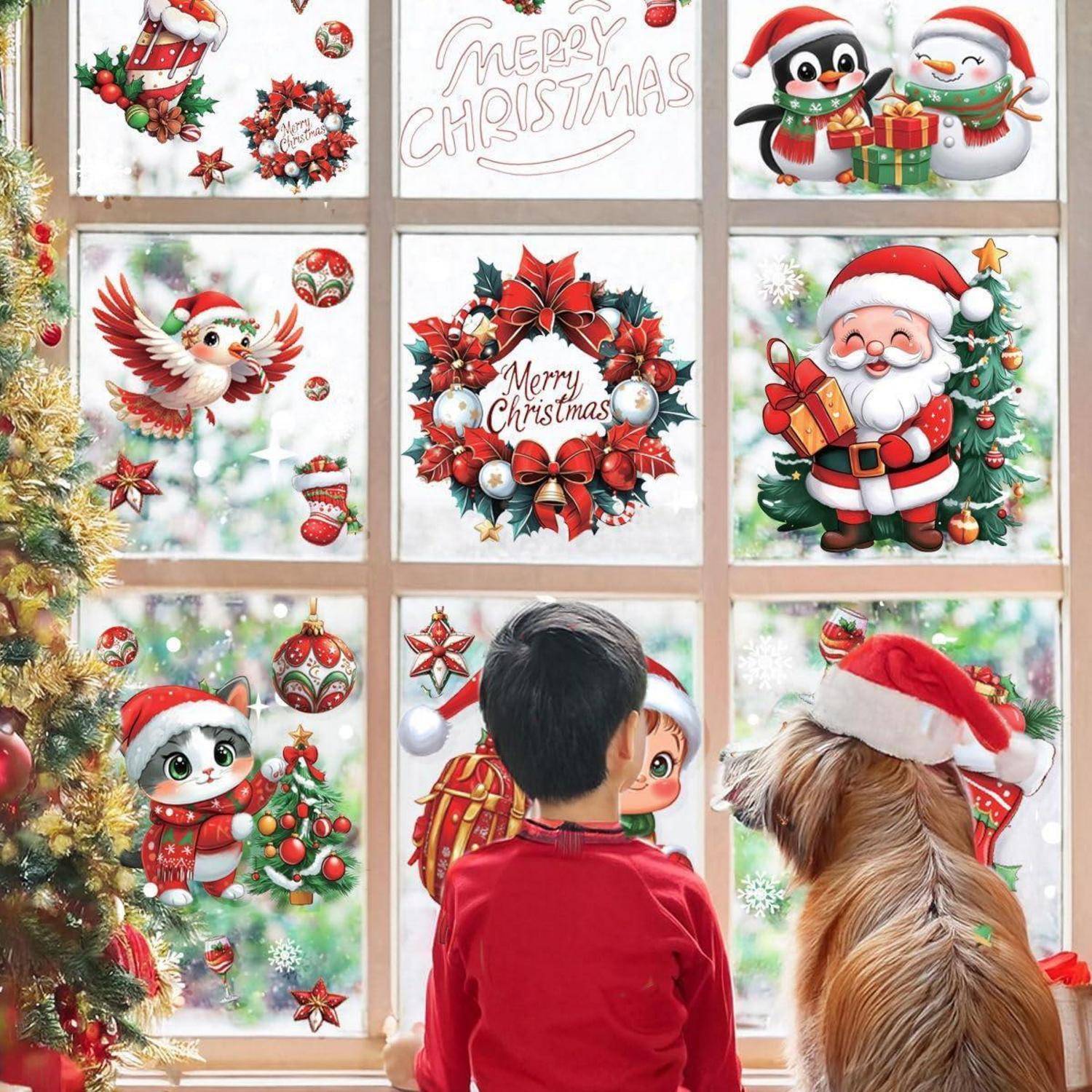 Kinder und ein Hund in Weihnachtsmützen blicken auf ein Fenster, das mit festlichen Weihnachtszeichnungen bedeckt ist, darunter „Frohe Weihnachten", der Weihnachtsmann, Kränze und Wintertiere.