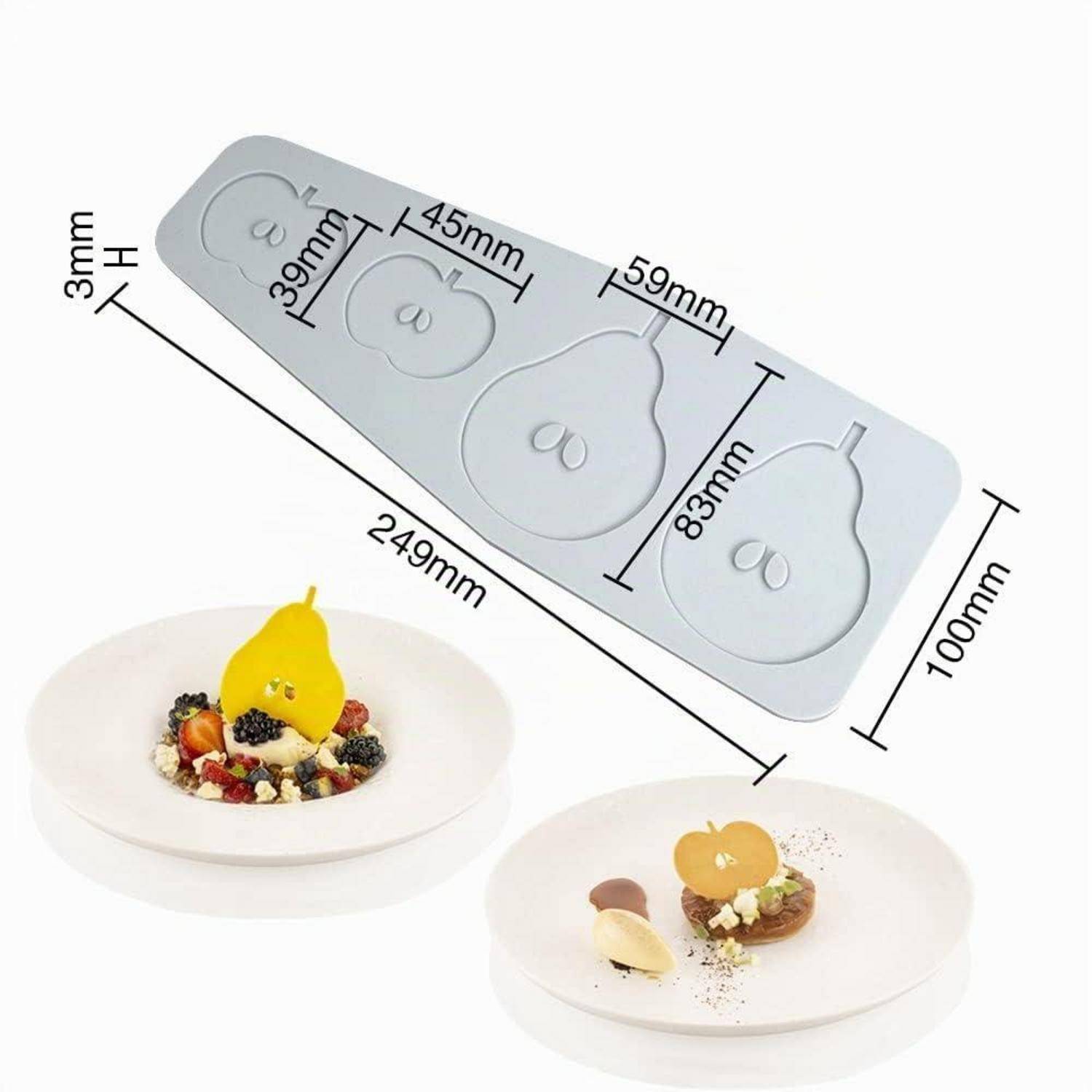 Silikonform mit vier birnenförmigen Vertiefungen und Abmessungen in Millimetern dargestellt, gezeigt mit plattierten birnenförmigen Dessertbeispielen.