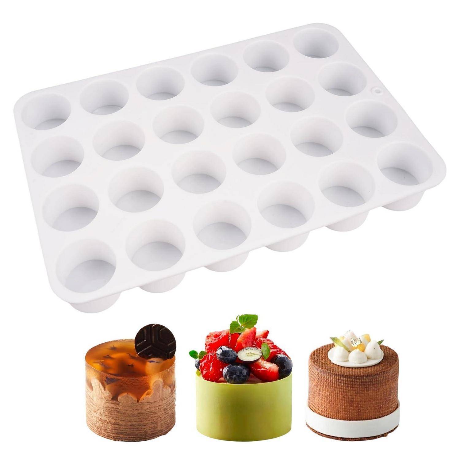 Weiße Silikonform mit 24 runden Vertiefungen, oben dargestellt mit drei fertigen Mini-Kuchen in verschiedenen Designs.