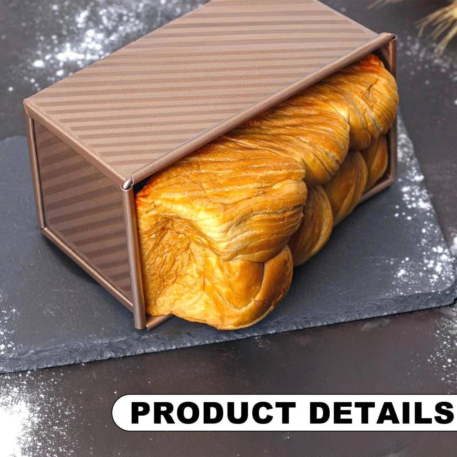 Kastenförmiges Brot, das in einer rechteckigen Pullman-Kastenform gebacken wird, mit einem Produktdetails-Etikett darunter.