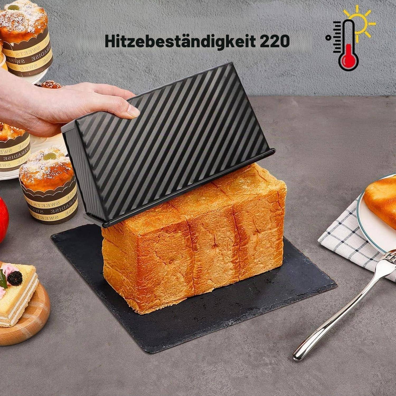 Hand, die einen schwarz gestreiften Backdeckel über einem Brotlaib auf einem Schiefertablett hält, mit Text „Hitzebeständigkeit 220" und einem Thermometer-/Sonnensymbol, das Wärmebeständigkeit anzeigt.