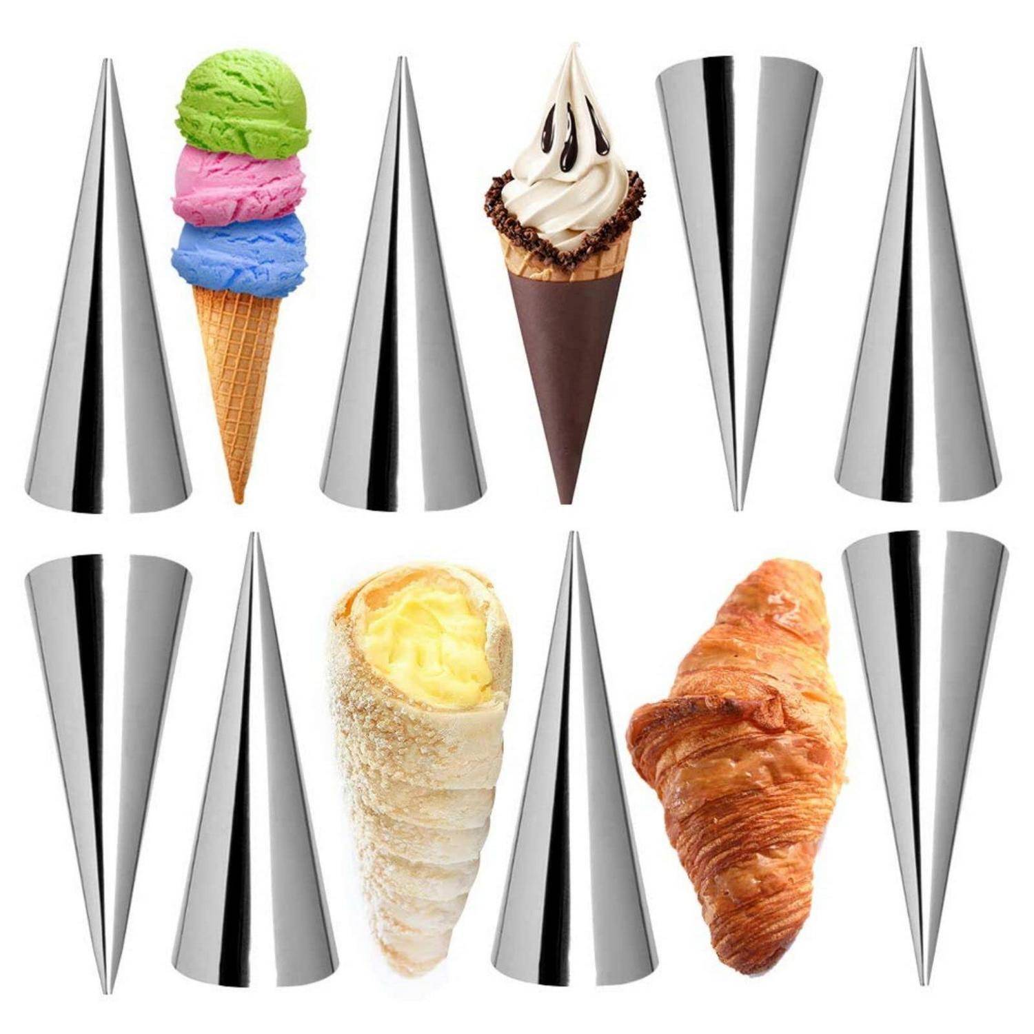 Sortiertes Speiseeis und Croissant in Waffelhörnchen arrangiert zwischen glänzenden silbernen Förmchen auf weißem Hintergrund.