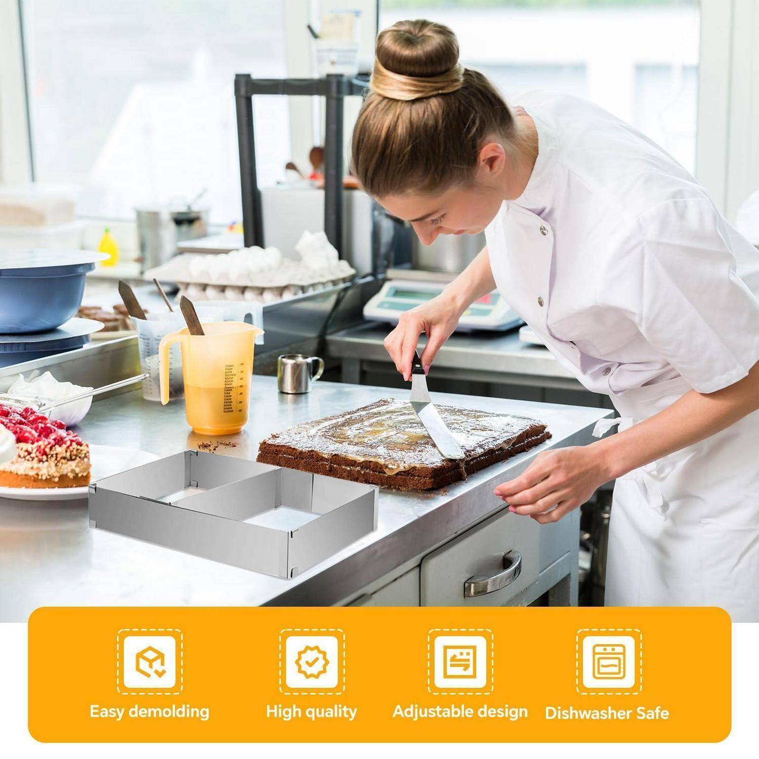 Der Bäcker trägt Glasur auf einem rechteckigen Kuchen in einer Großküche auf, mit einer Form und Funktionssymbolen darunter für einfaches Entformen, hohe Qualität, verstellbares Design und Spülmaschinensicherheit.