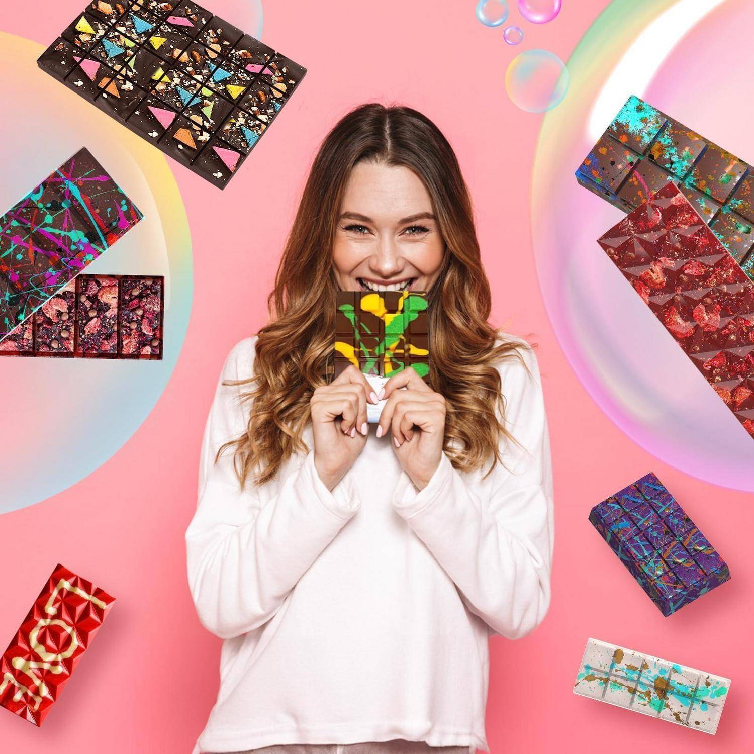 Lächelnde Frau hält eine bunte geometrische Karte vor ihr Gesicht vor einem rosa Hintergrund, umgeben von gemusterten Geschenkboxen.