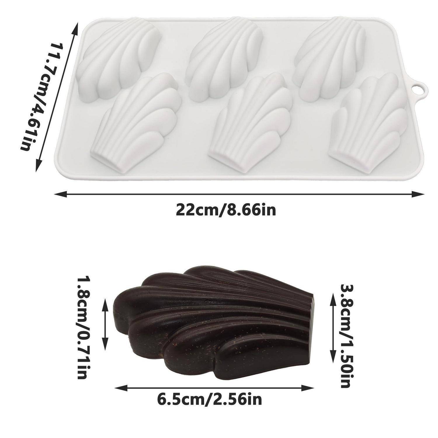 Silikonform mit sechs muschelförmigen Vertiefungen, gezeigt mit Abmessungen von 22 cm x 11,7 cm und einem fertigen Muschelstück mit Abmessungen von 6,5 cm x 3,8 cm.