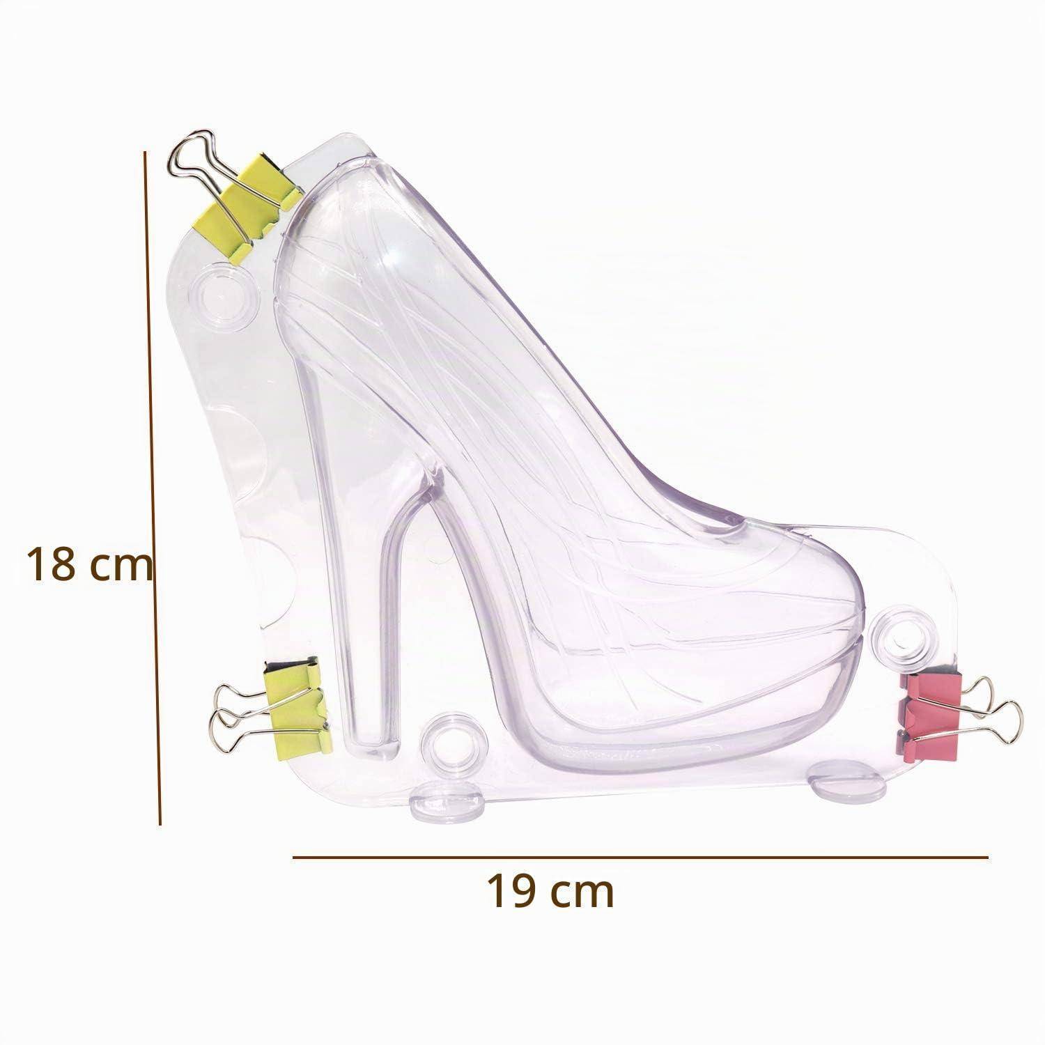 Transparente Kunststoff-Stilettoschuh-Form mit Abmessungen von 18 cm Höhe und 19 cm Länge, gesichert durch Binderclips.