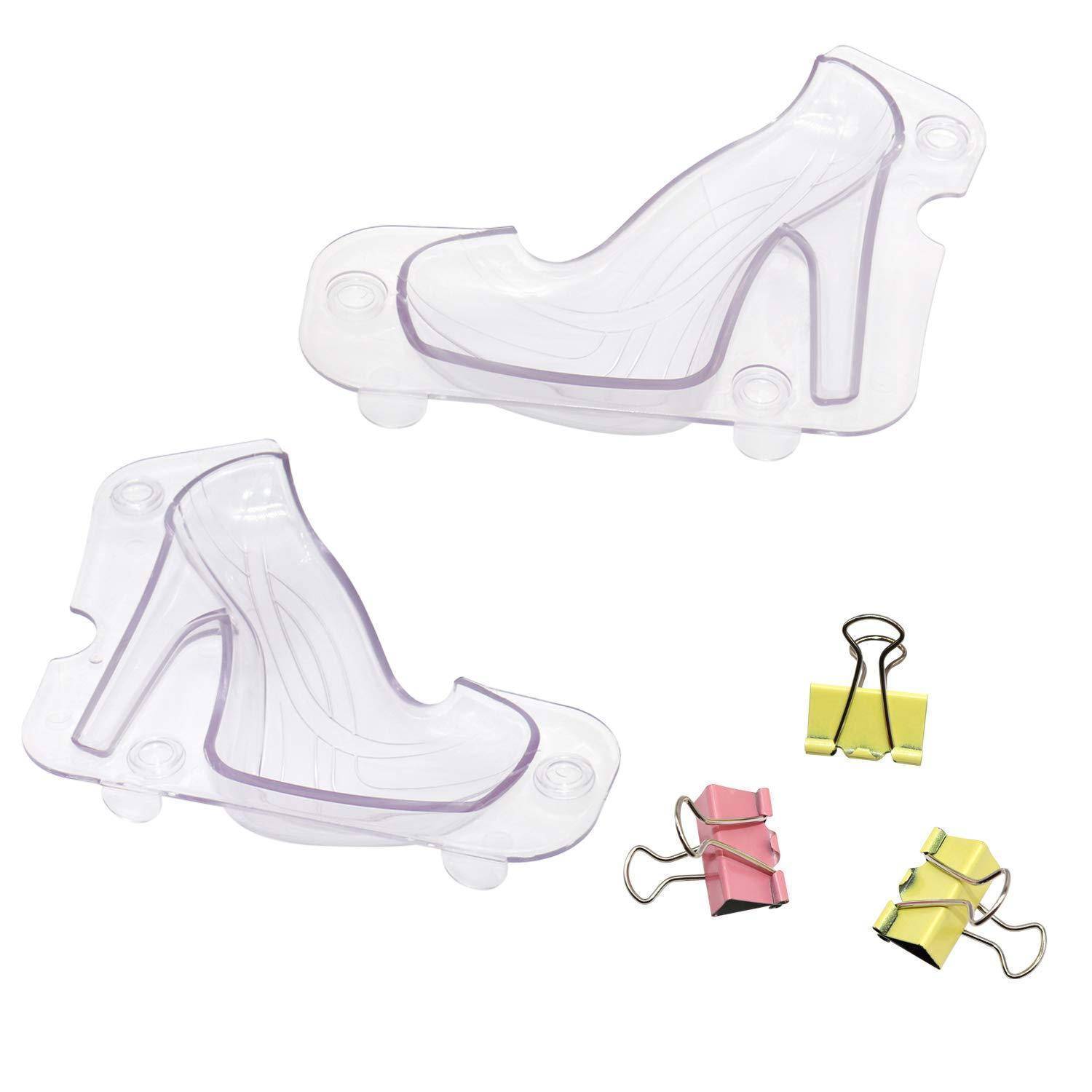 Zwei transparente Schuhleistenformen mit hohem Absatz und drei Binderklammern, die sie auf weißem Hintergrund geschlossen halten.