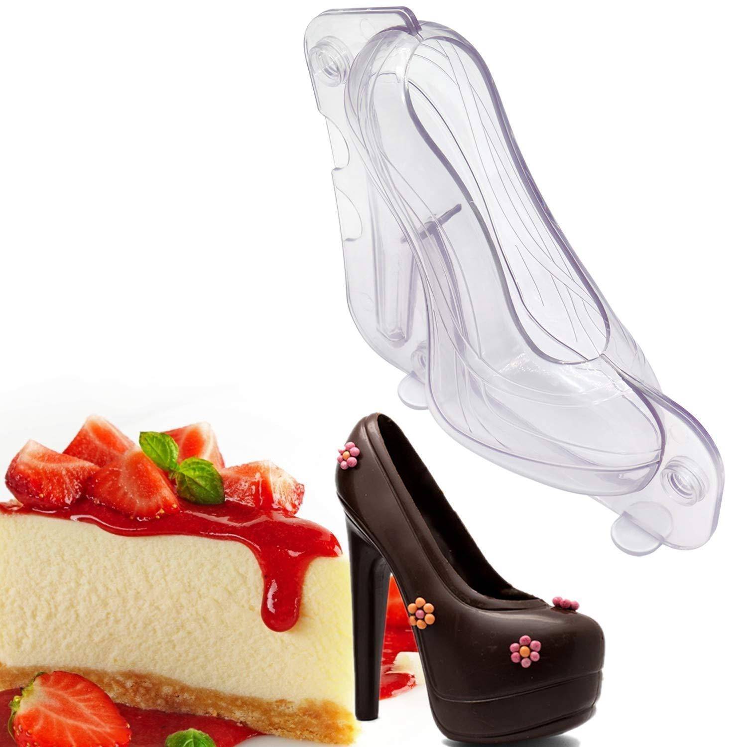 Erdbeer-Käsekuchen mit einer Schokoladen-Damenpumpe und einer durchsichtigen Kunststoff-Schuhform oben drauf, was ein Konzept zur Dessert-Verzierung suggeriert.