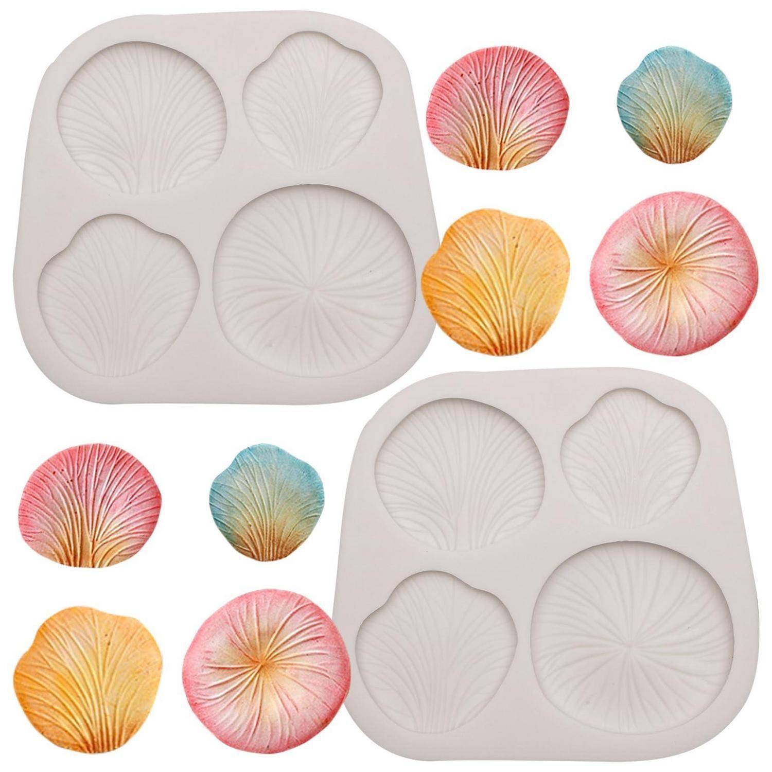 Zwei silikon muschelförmige Formen, die jeweils mit vier fertigen farbigen Muschelstücken gezeigt werden, veranschaulichen das Formdesign und die resultierenden dekorativen Formen.