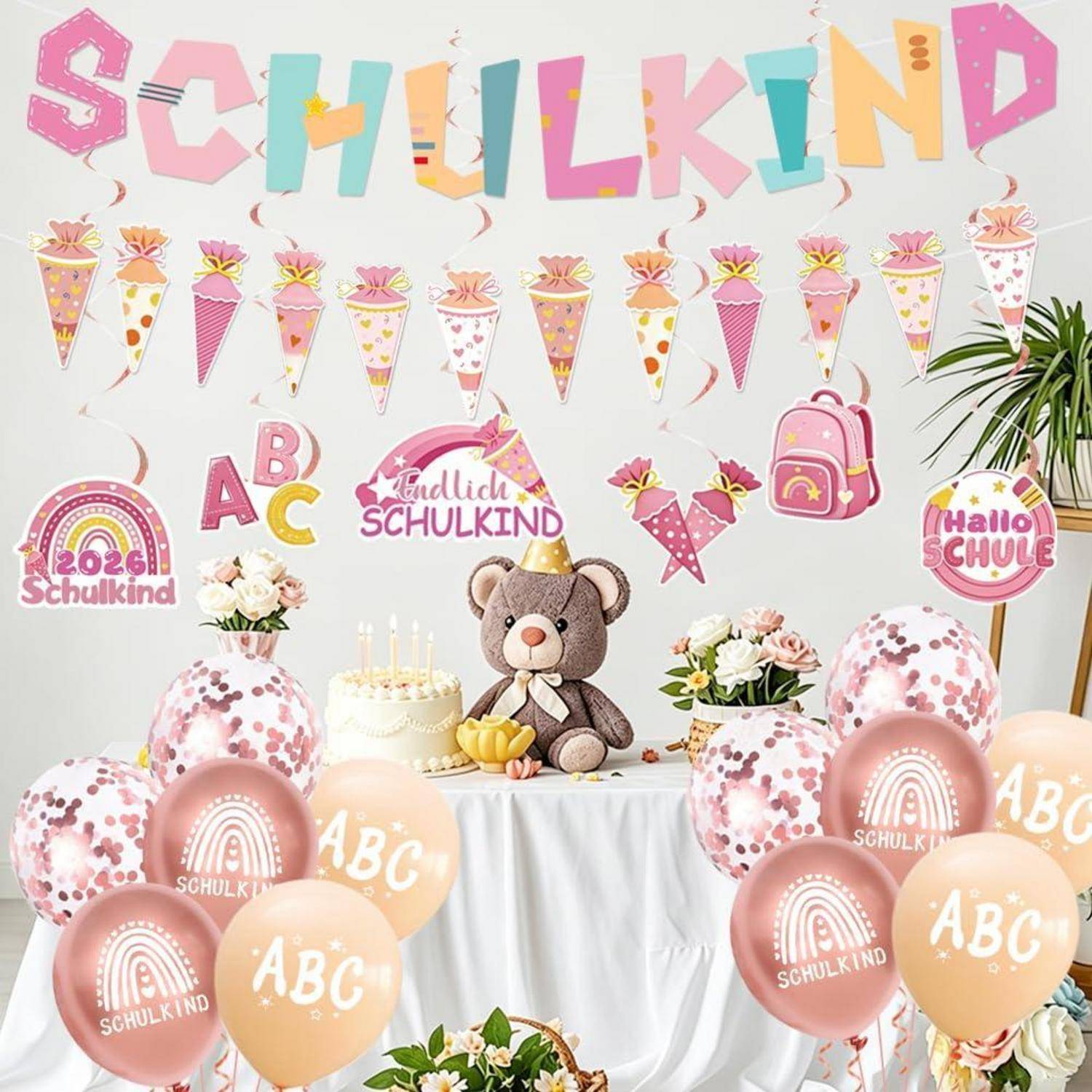 Farbenfrohe Kindergarten-Einschulungsparty-Dekoration mit „SCHULKIND"-Banner, Eiscreme-Dekorationen, Luftballons, Kuchen, Teddybär, Blumen und Schulschildern.
