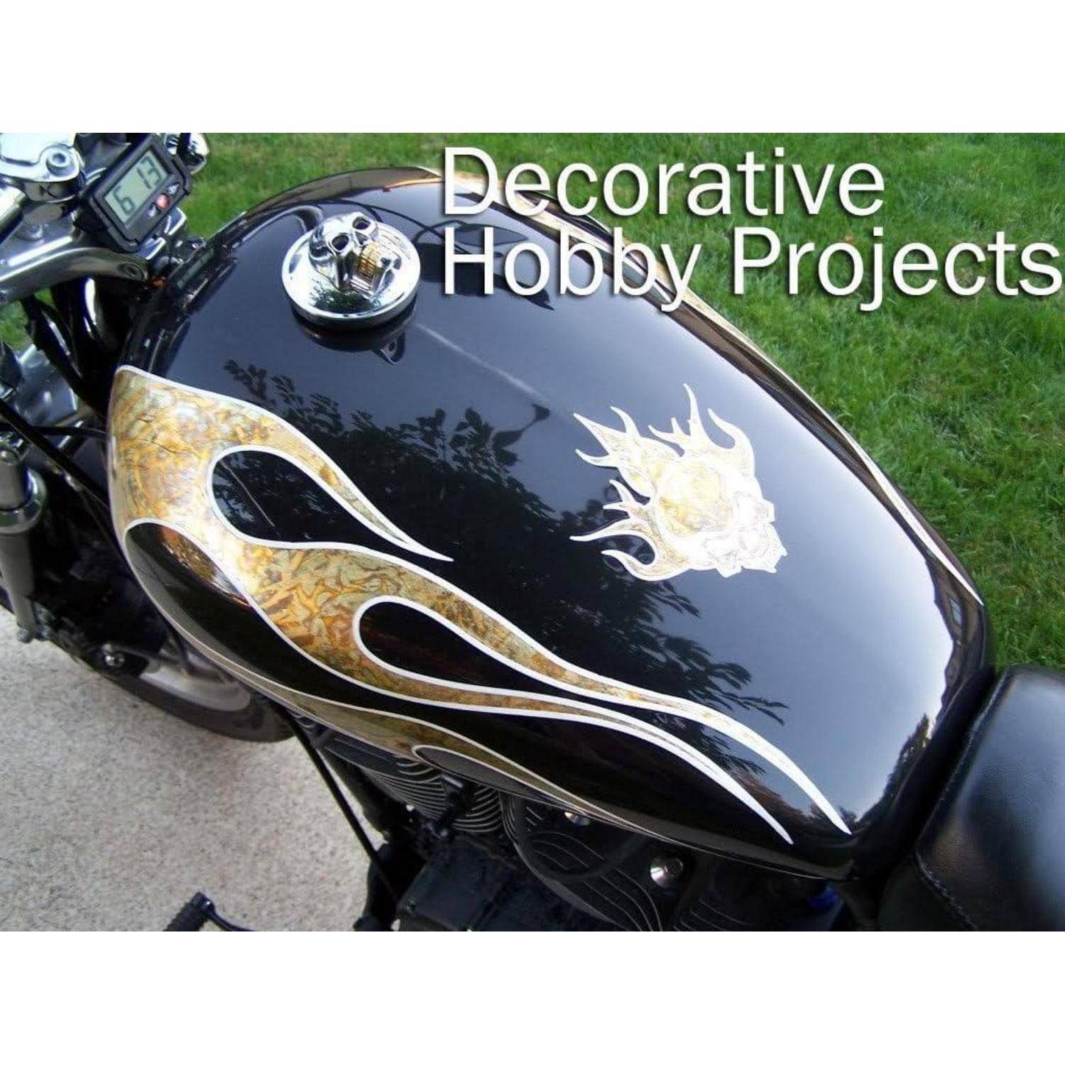 Motorradtank mit benutzerdefinierten Flammen-Dekorativmalerei und dem darüber liegenden Text „Decorative Hobby Projects".