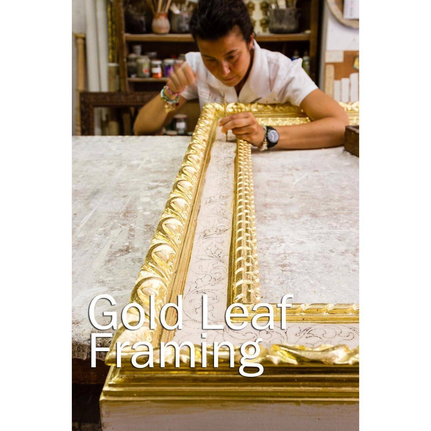 Handwerker vergoldet sorgfältig einen kunstvollen goldenen Bilderrahmen an einer Werkbank, mit dem überlagerten Text „Gold Leaf Framing".